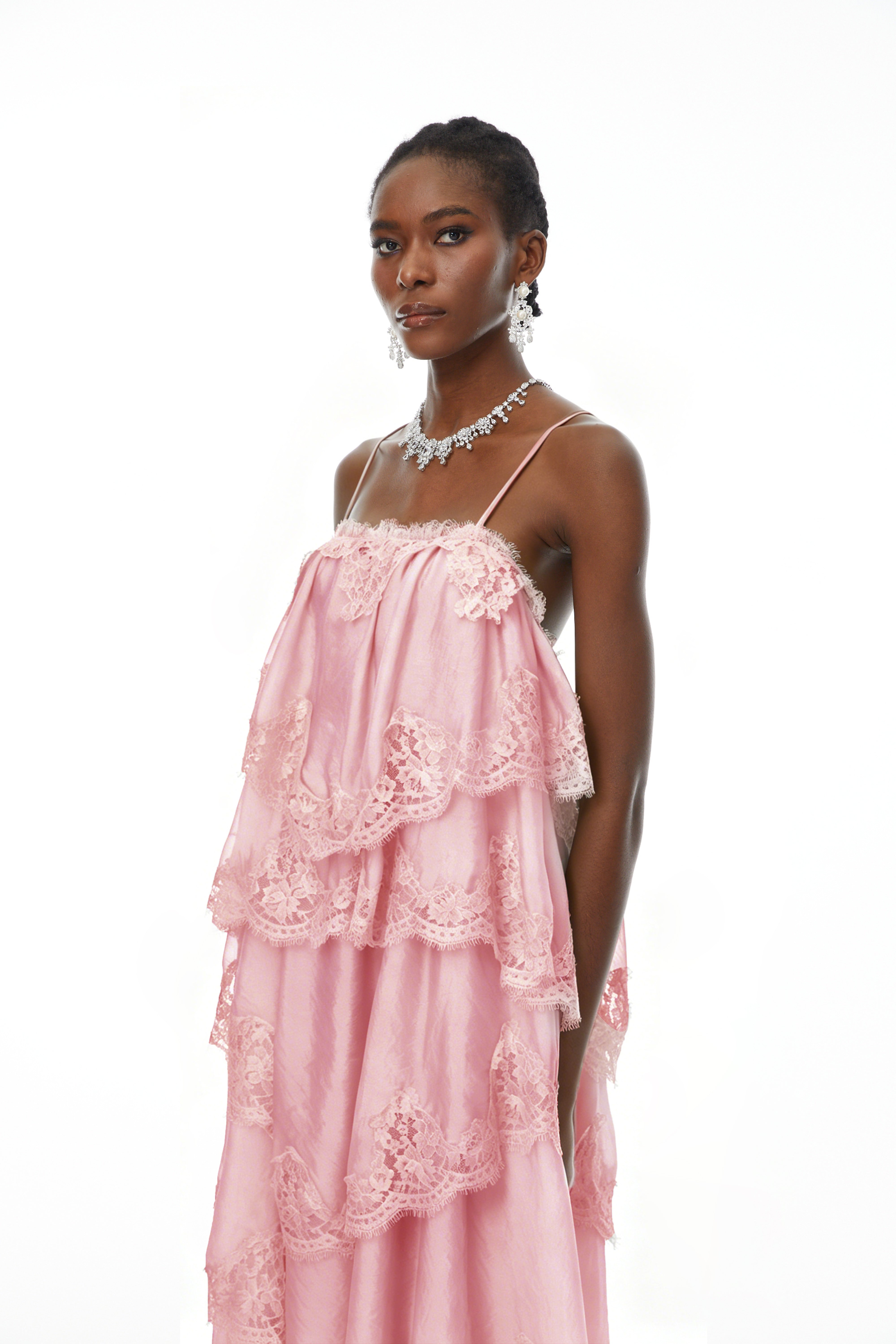 Rhema – Rosa Maxikleid mit Stufenrock und Spitzenbesatz