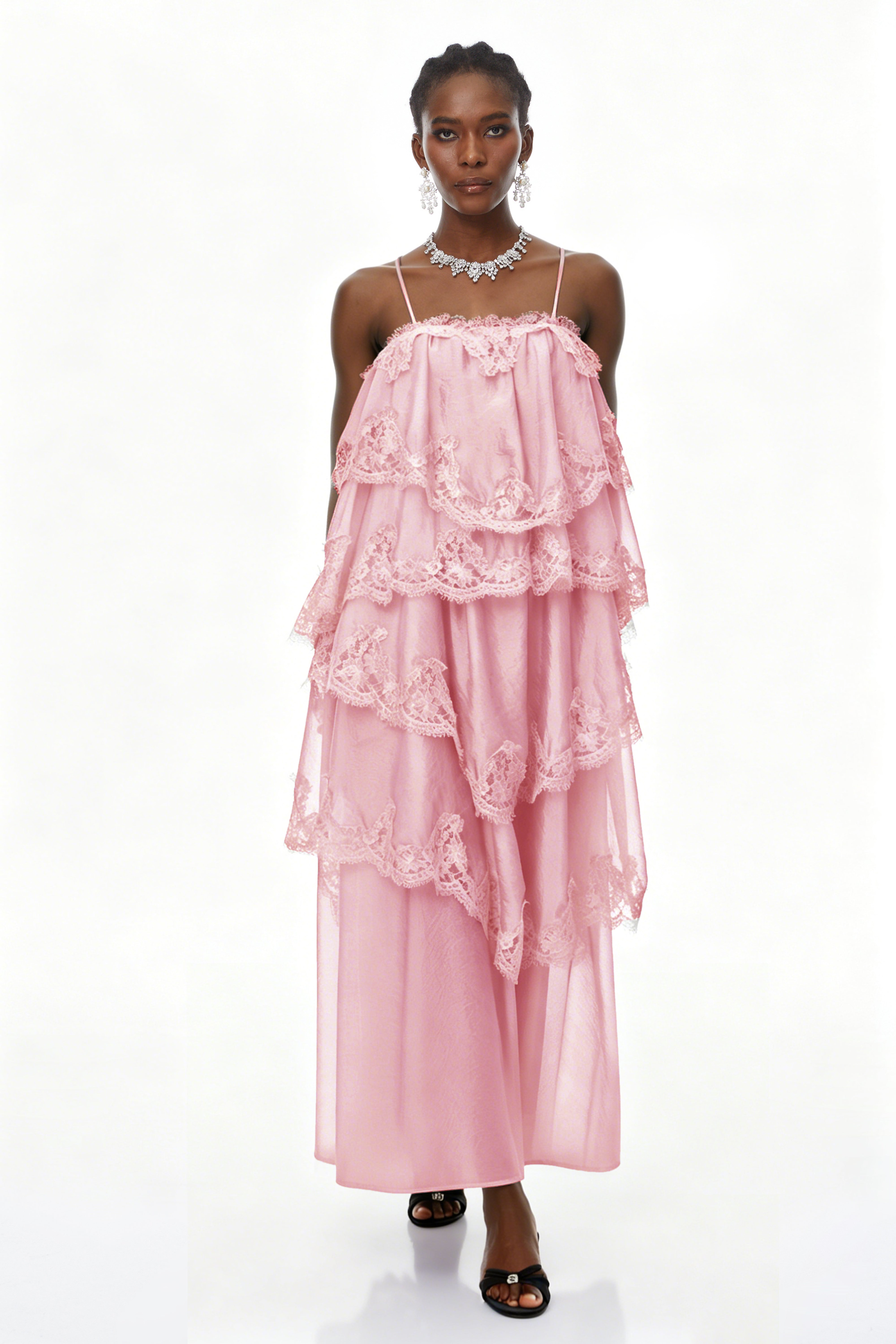 Rhema – Rosa Maxikleid mit Stufenrock und Spitzenbesatz