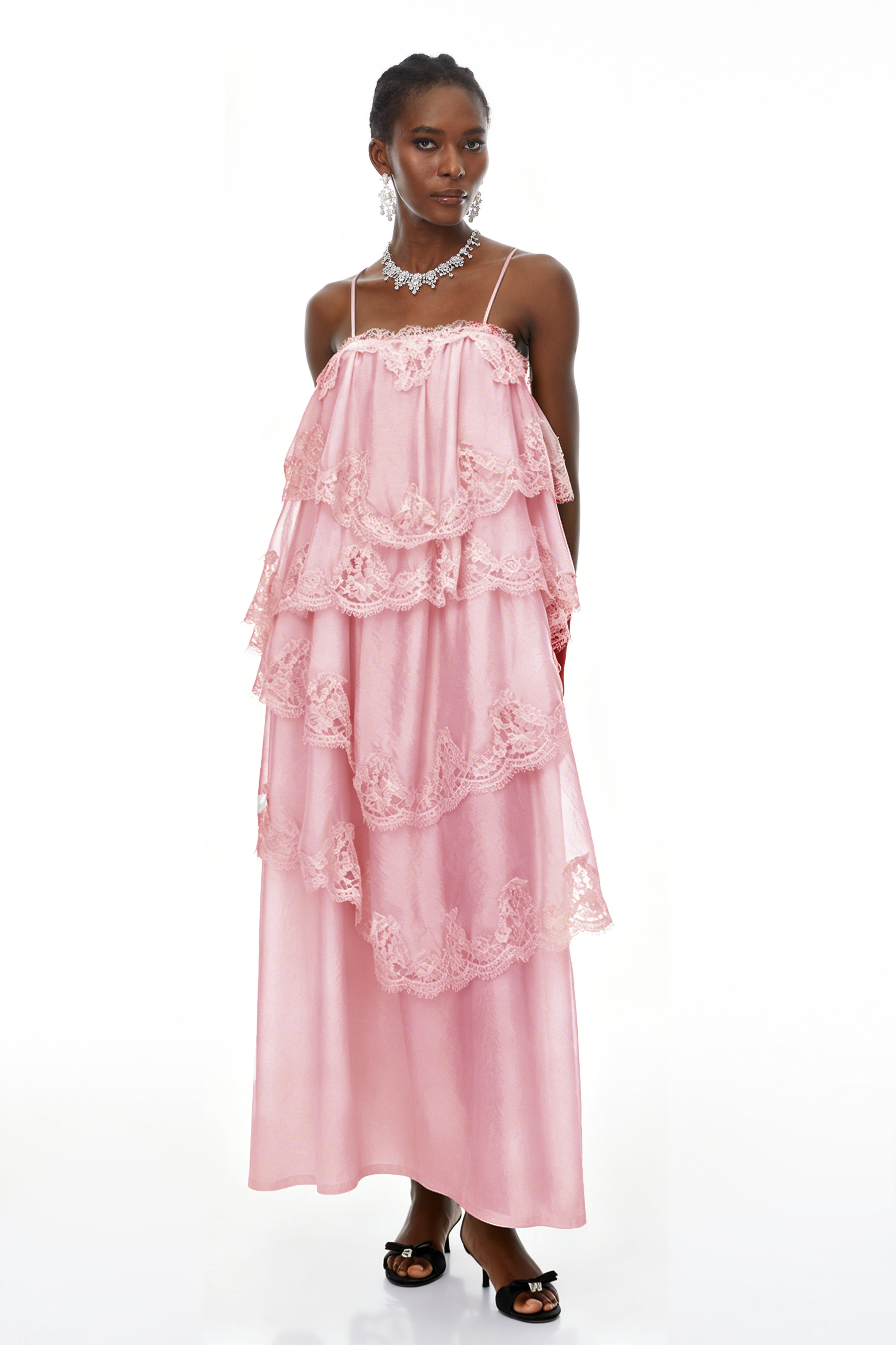 Rhema – Rosa Maxikleid mit Stufenrock und Spitzenbesatz