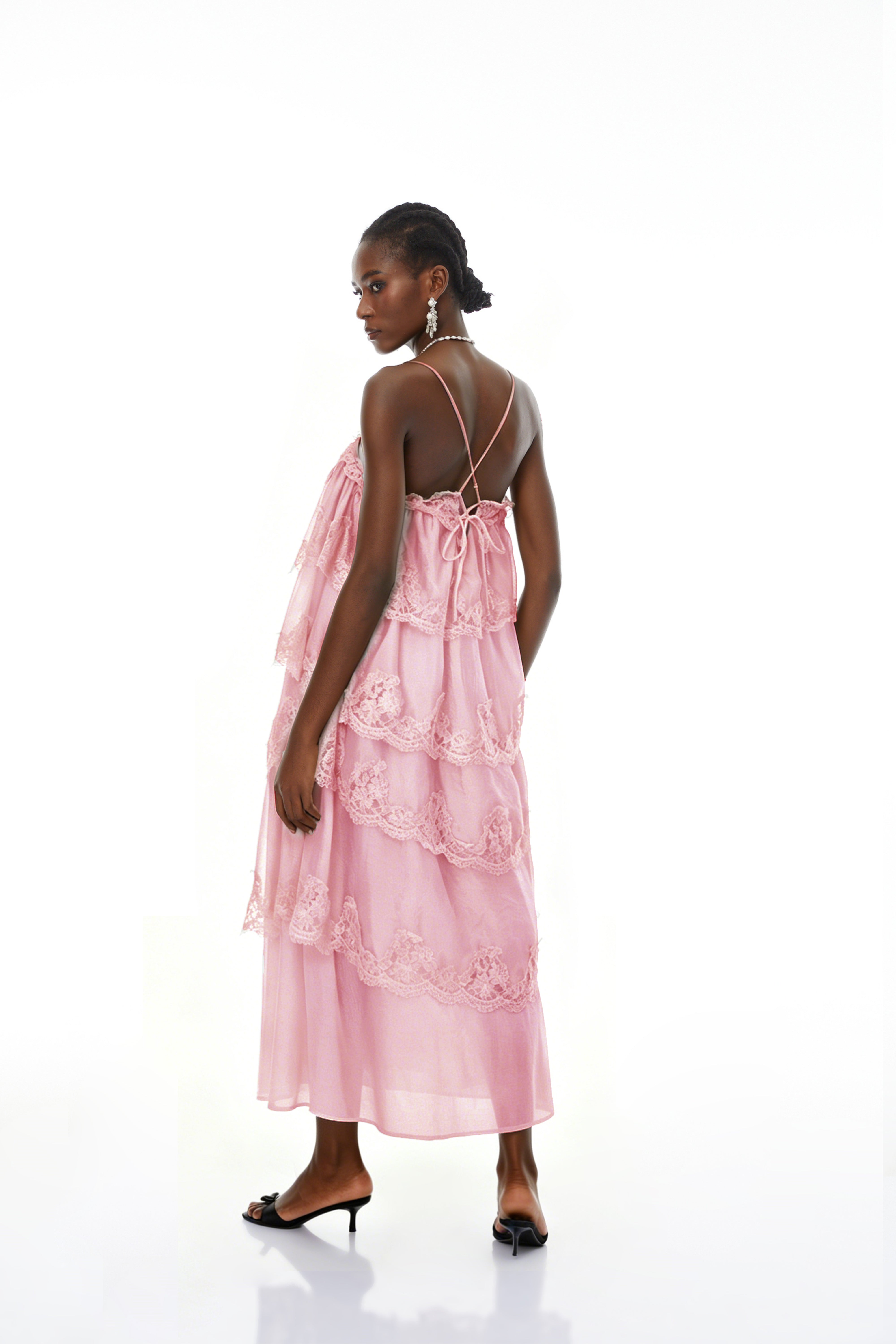 Rhema – Rosa Maxikleid mit Stufenrock und Spitzenbesatz