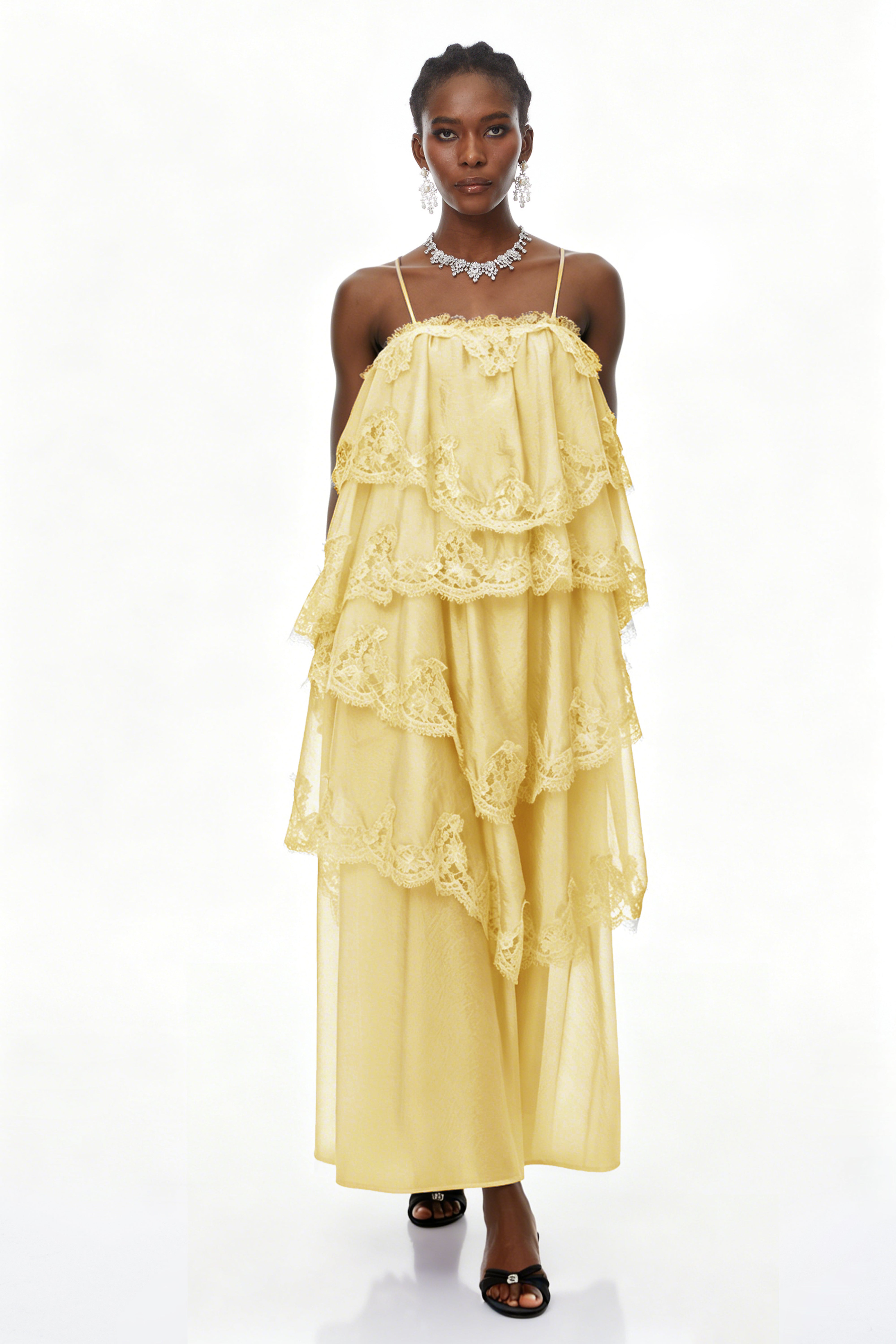 Rhema – Gelbes Maxikleid mit Stufenrock und Spitzenbesatz