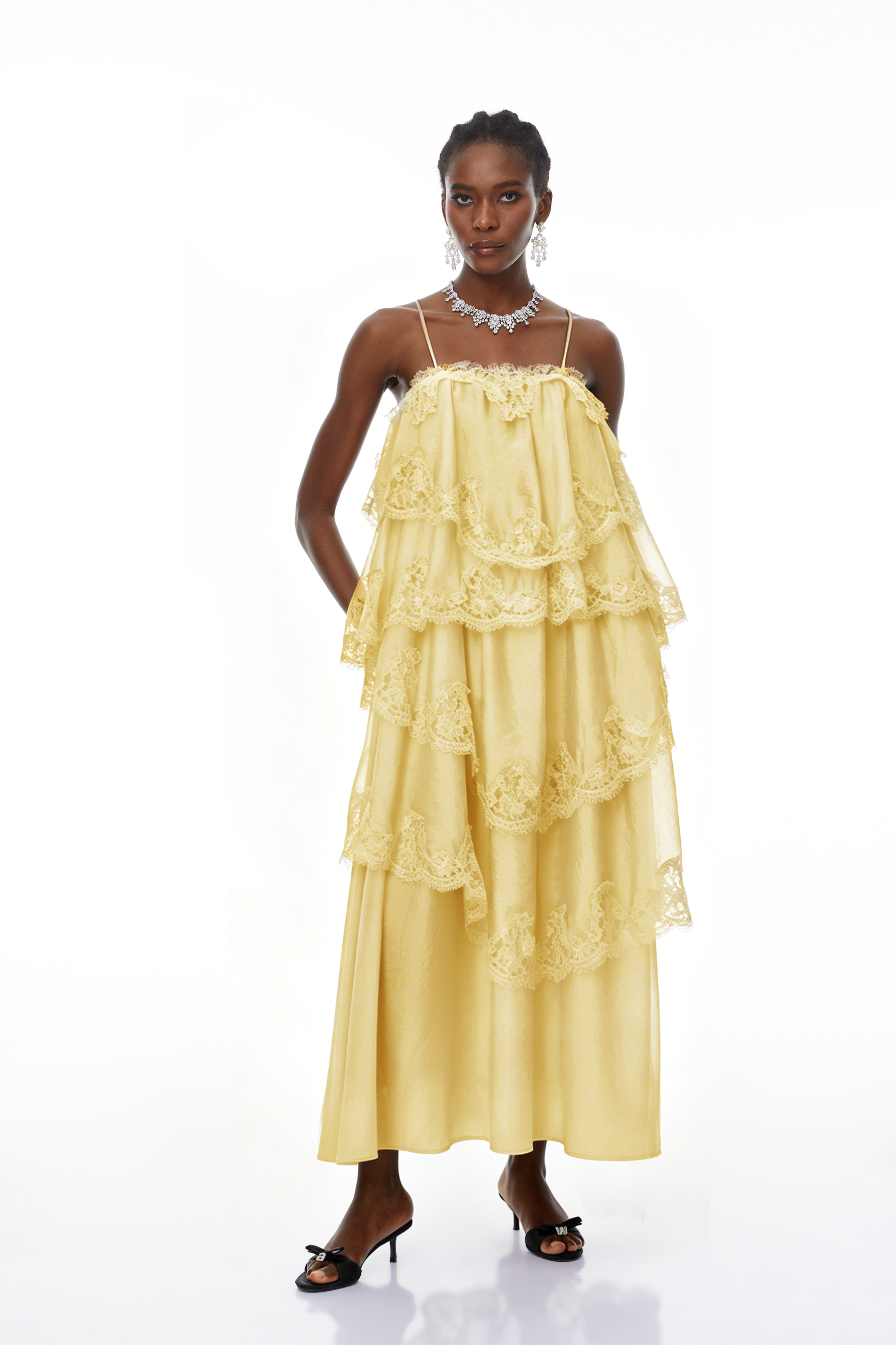 Rhema – Gelbes Maxikleid mit Stufenrock und Spitzenbesatz