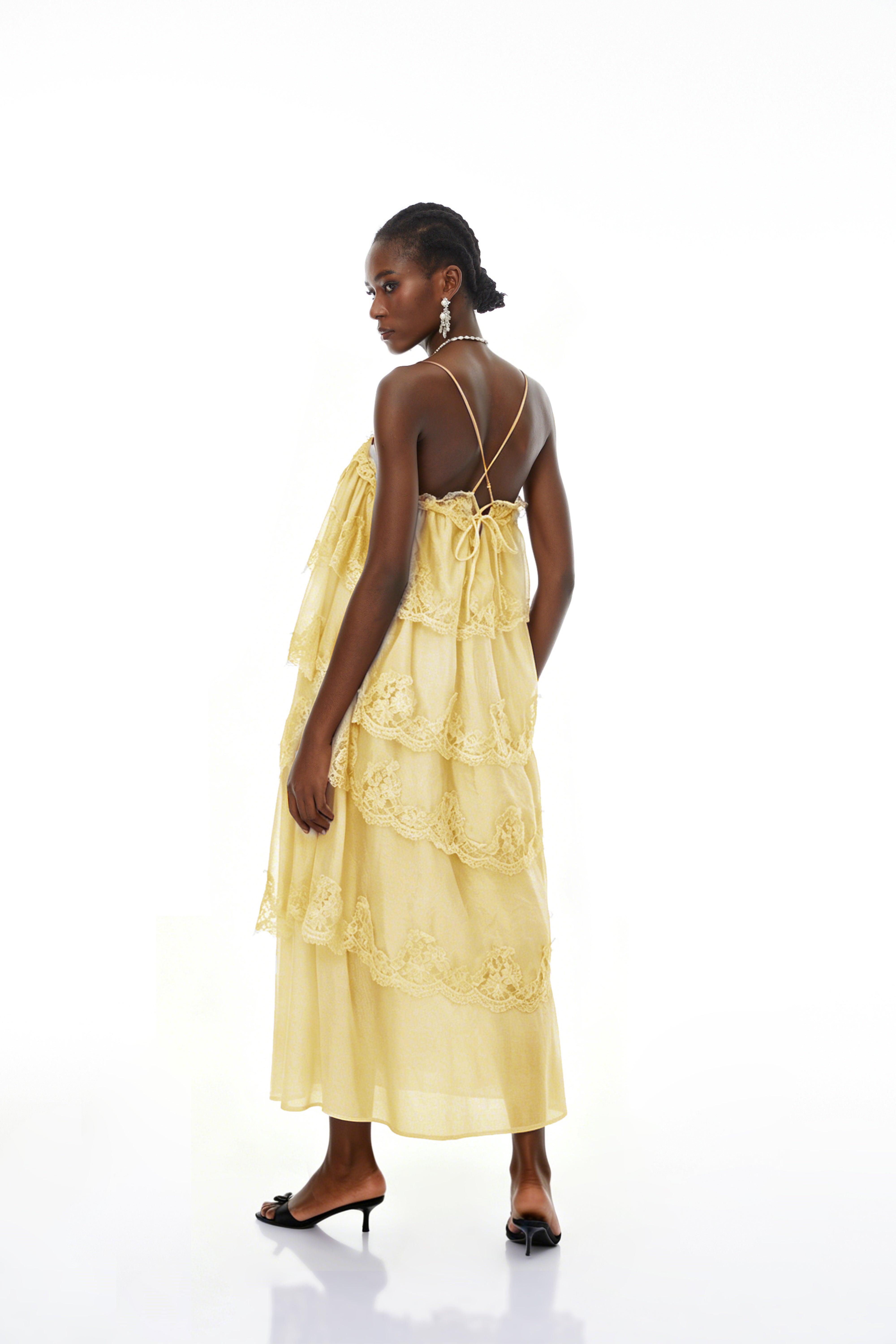 Rhema – Gelbes Maxikleid mit Stufenrock und Spitzenbesatz