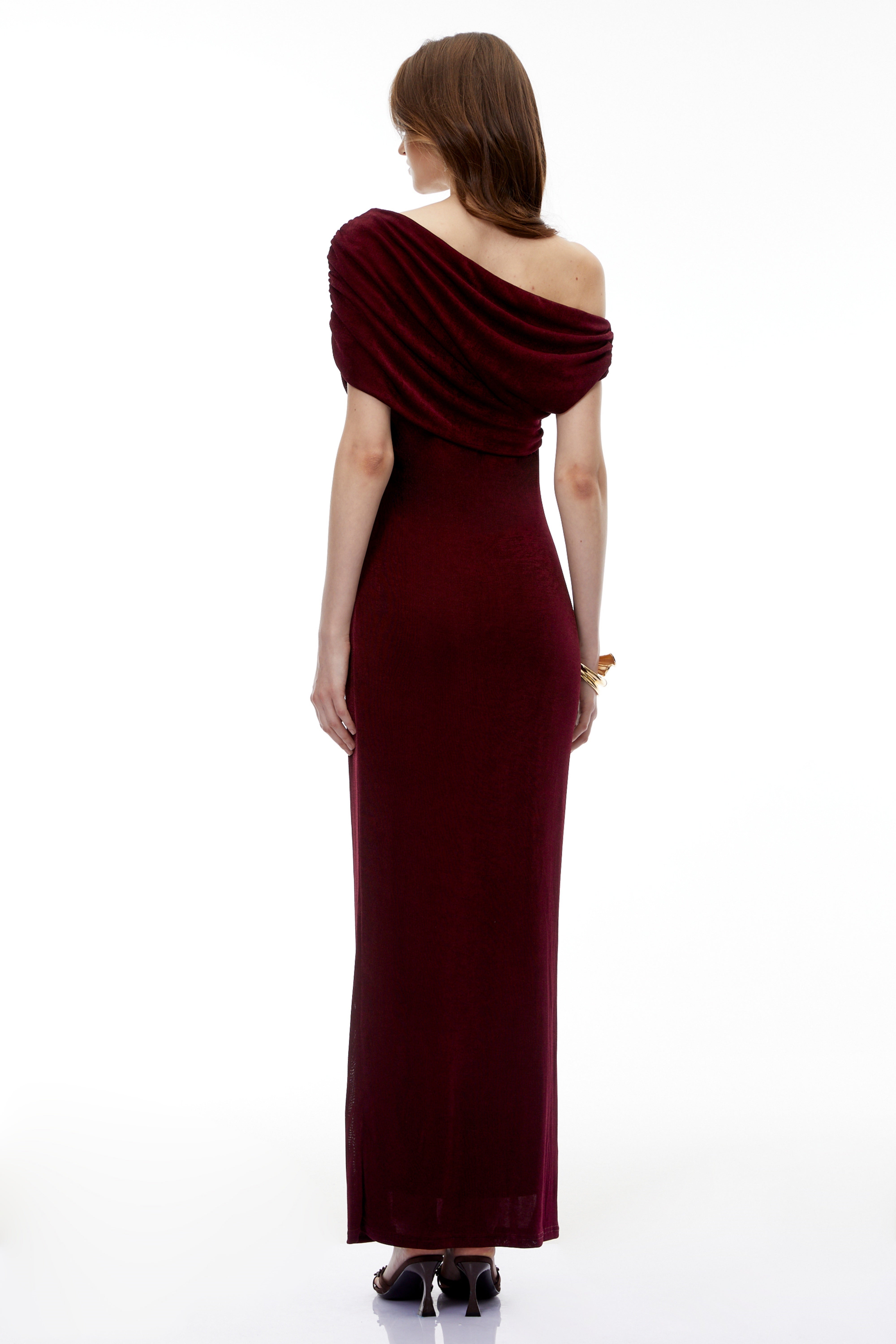 Romilda – Rotes Maxikleid mit einer Schulter und Rüschen