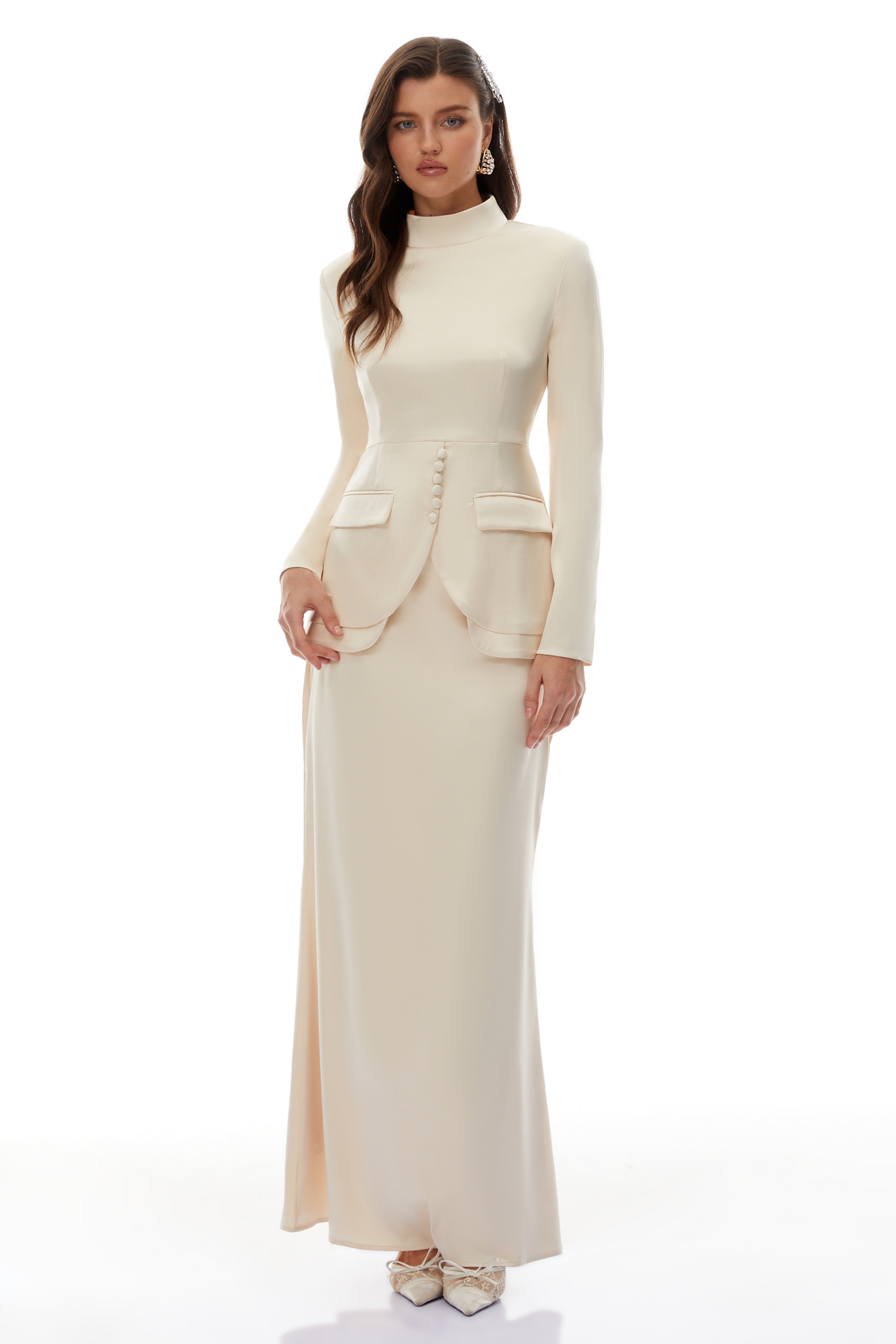 طقم روكسان المحايد من بلوزة بياقة عالية وتنورة بتصميم حورية البحر