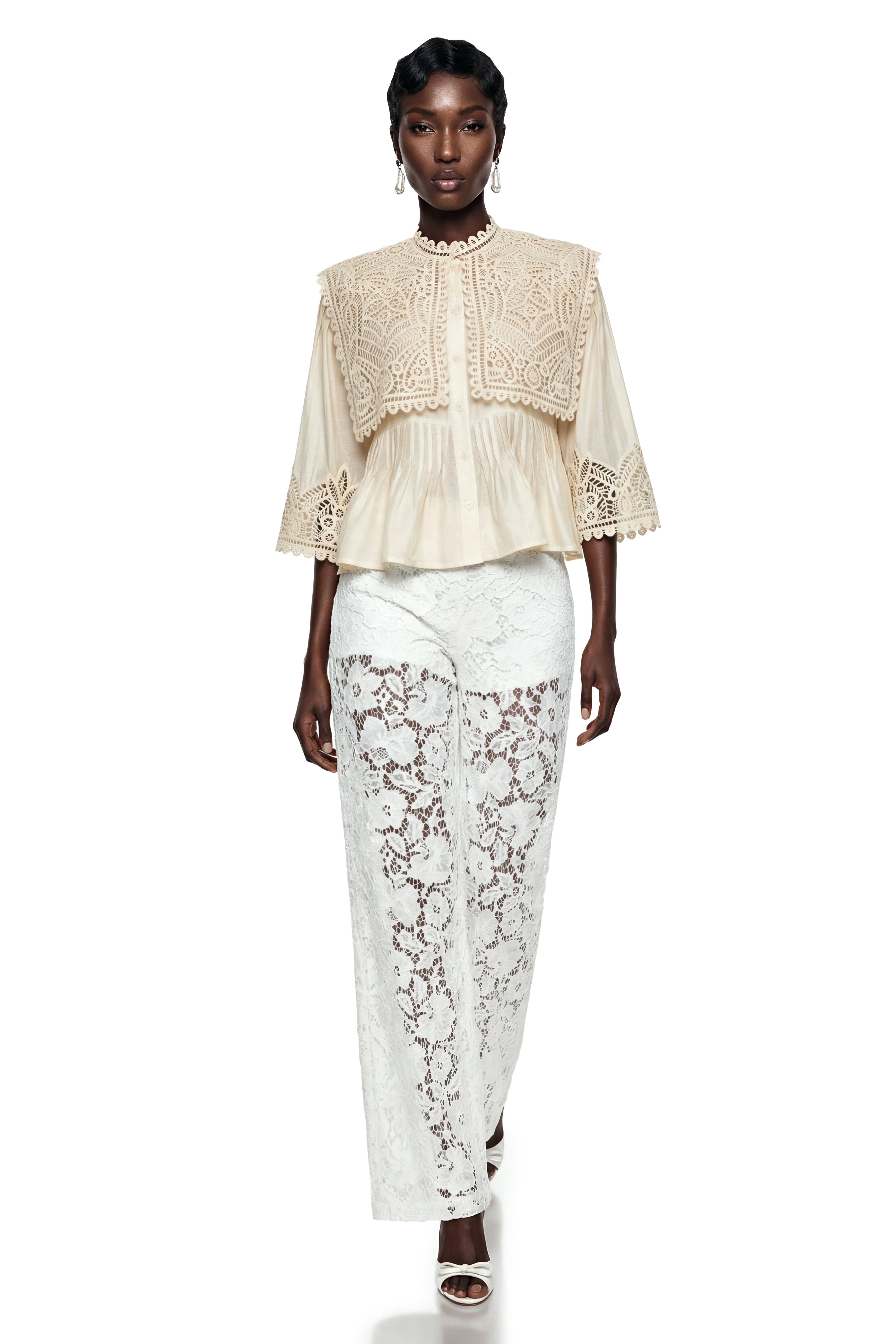 Blouse en dentelle ajourée couleur rubis