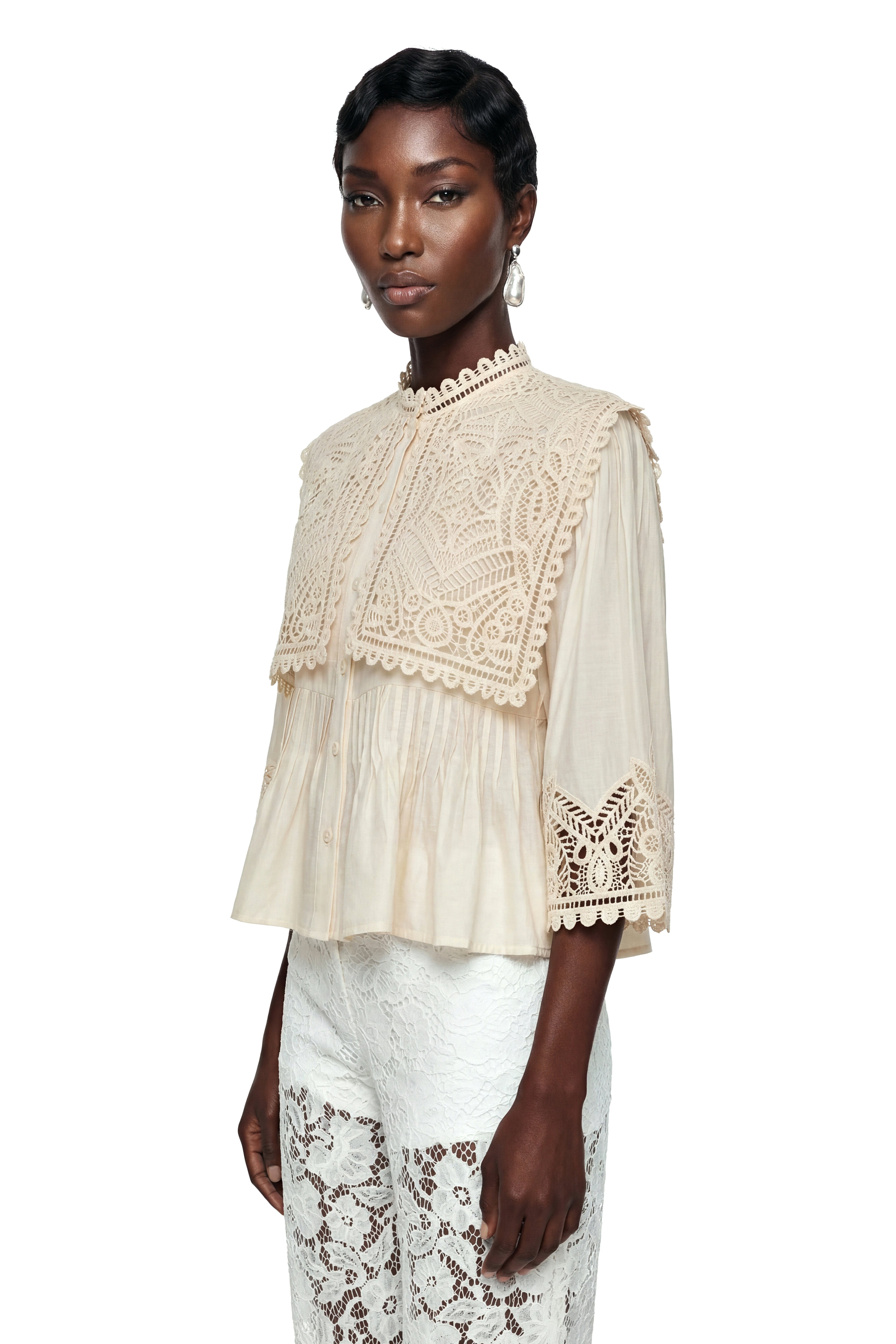 Blouse en dentelle ajourée couleur rubis