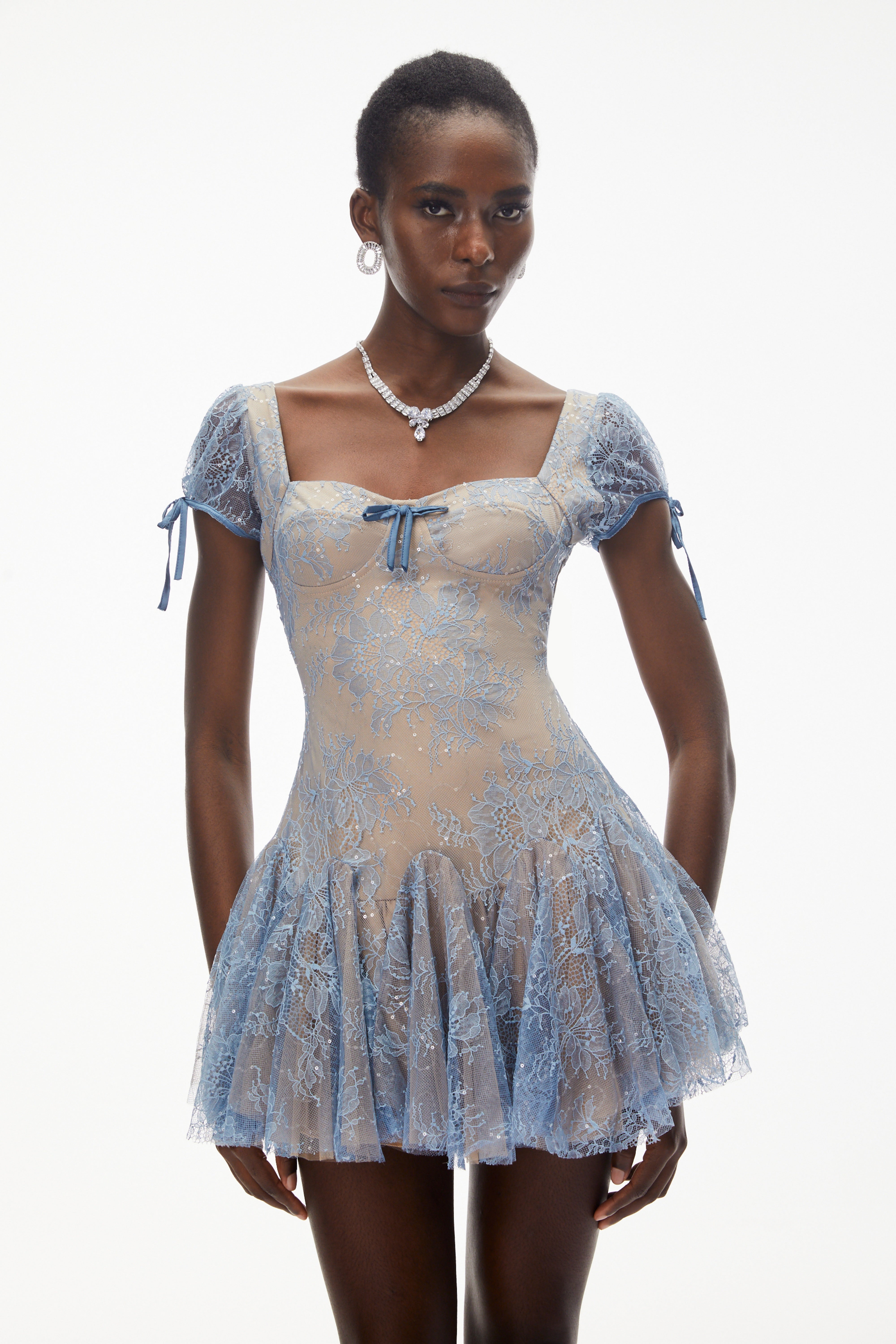 Mini-robe en dentelle froncée bleu poussiéreux Ruslana