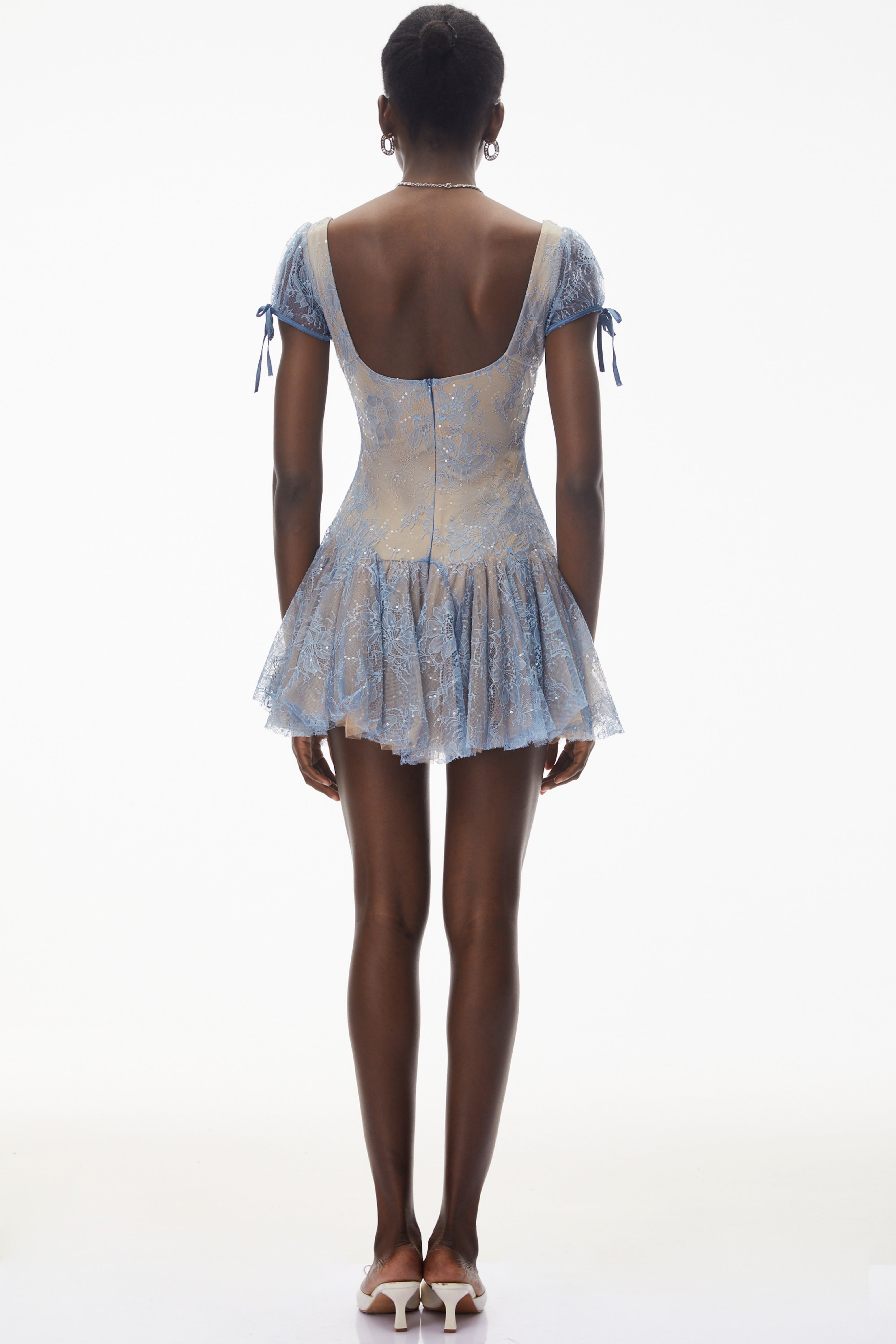 Mini-robe en dentelle froncée bleu poussiéreux Ruslana