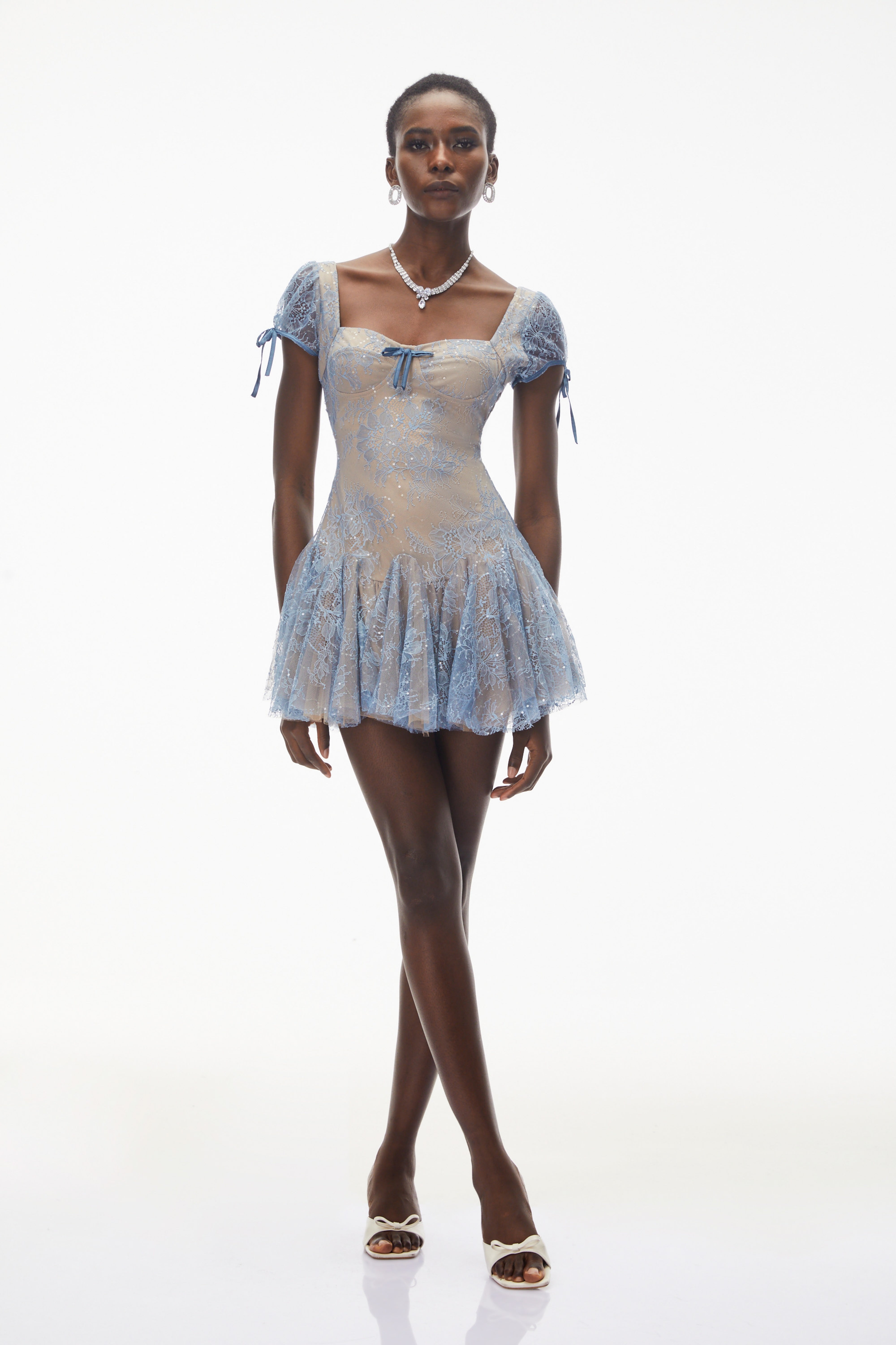 Mini-robe en dentelle froncée bleu poussiéreux Ruslana