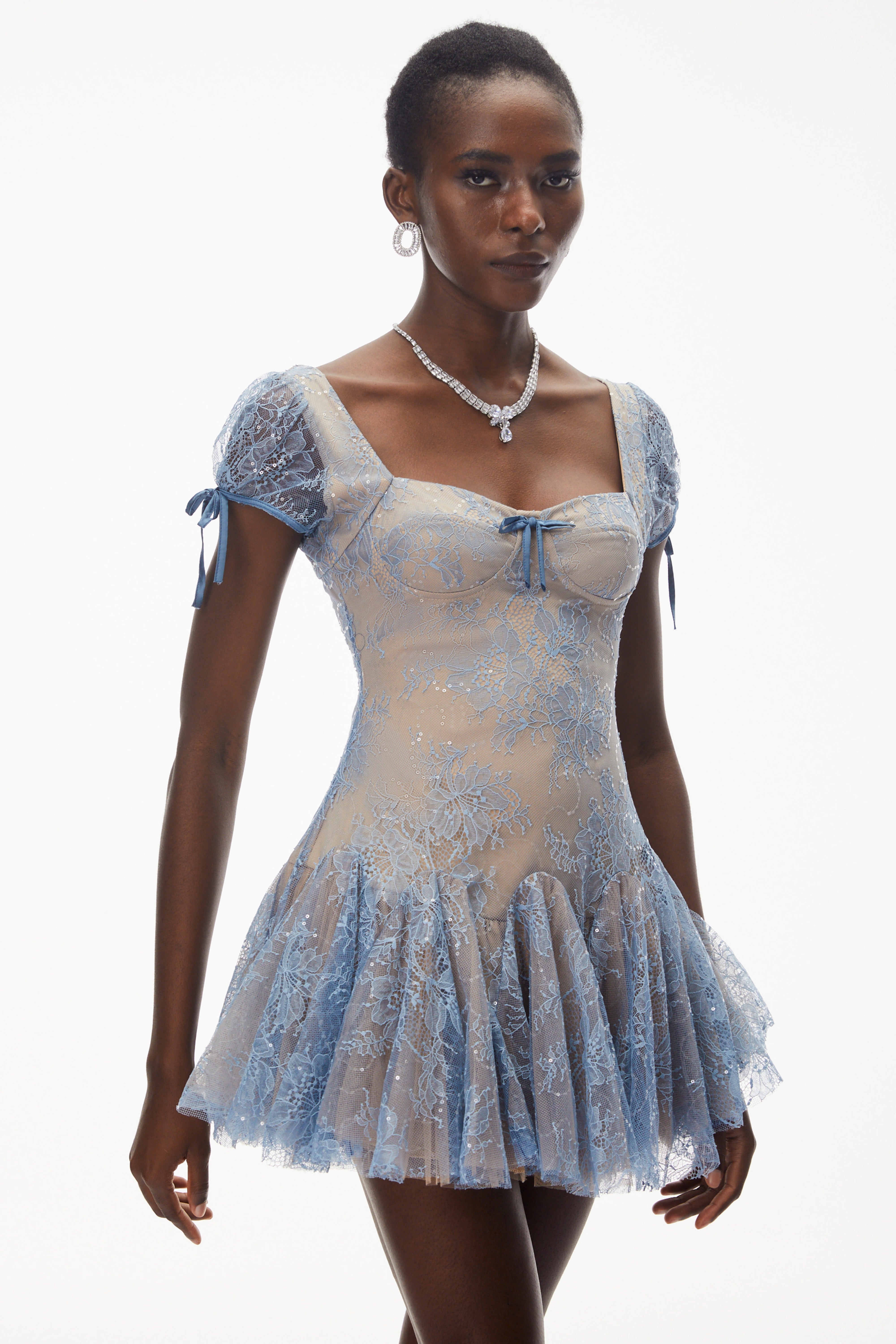 Mini-robe en dentelle froncée bleu poussiéreux Ruslana