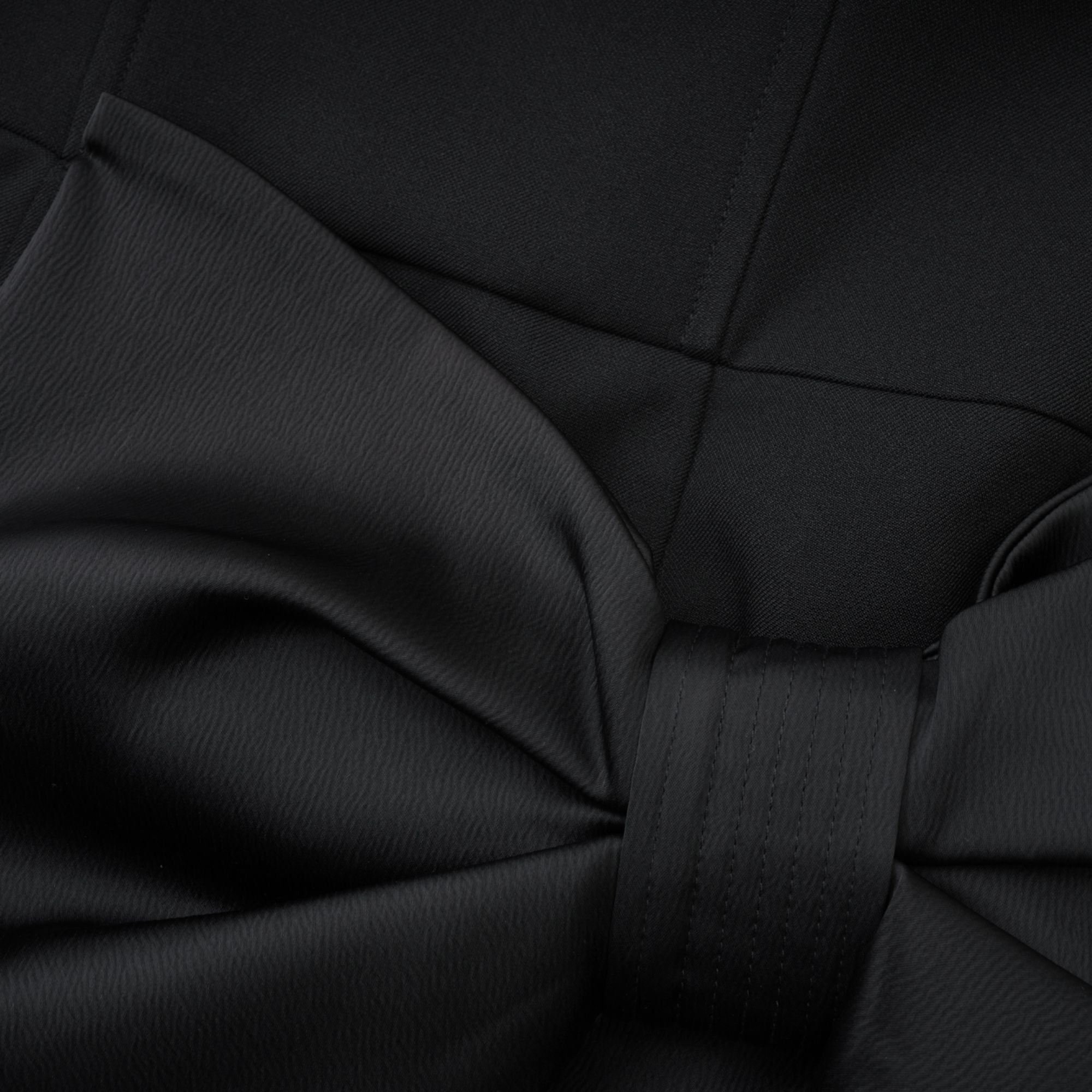 فستان لانيتا غير متماثل مع عقدة فيونكة