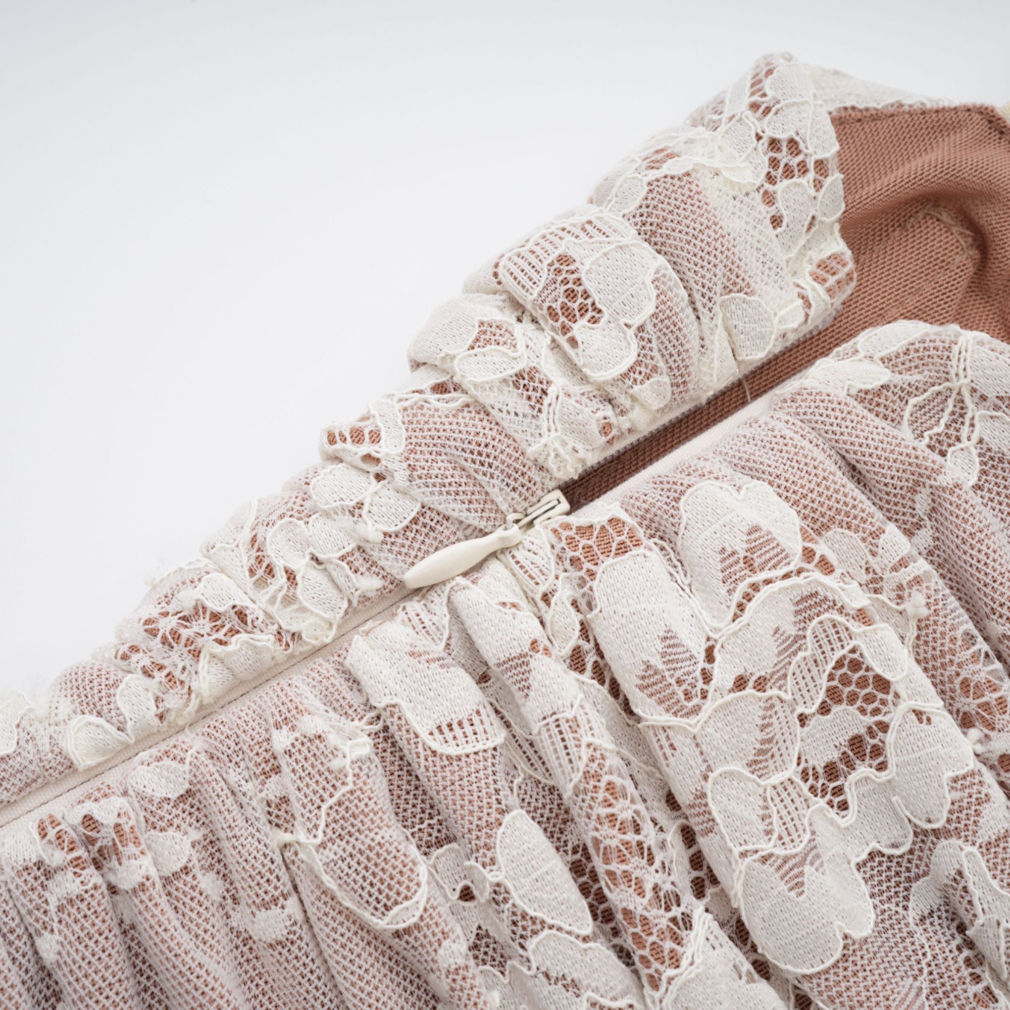 Valérie Maxikleid aus weißem Netzstoff mit Blumenspitze