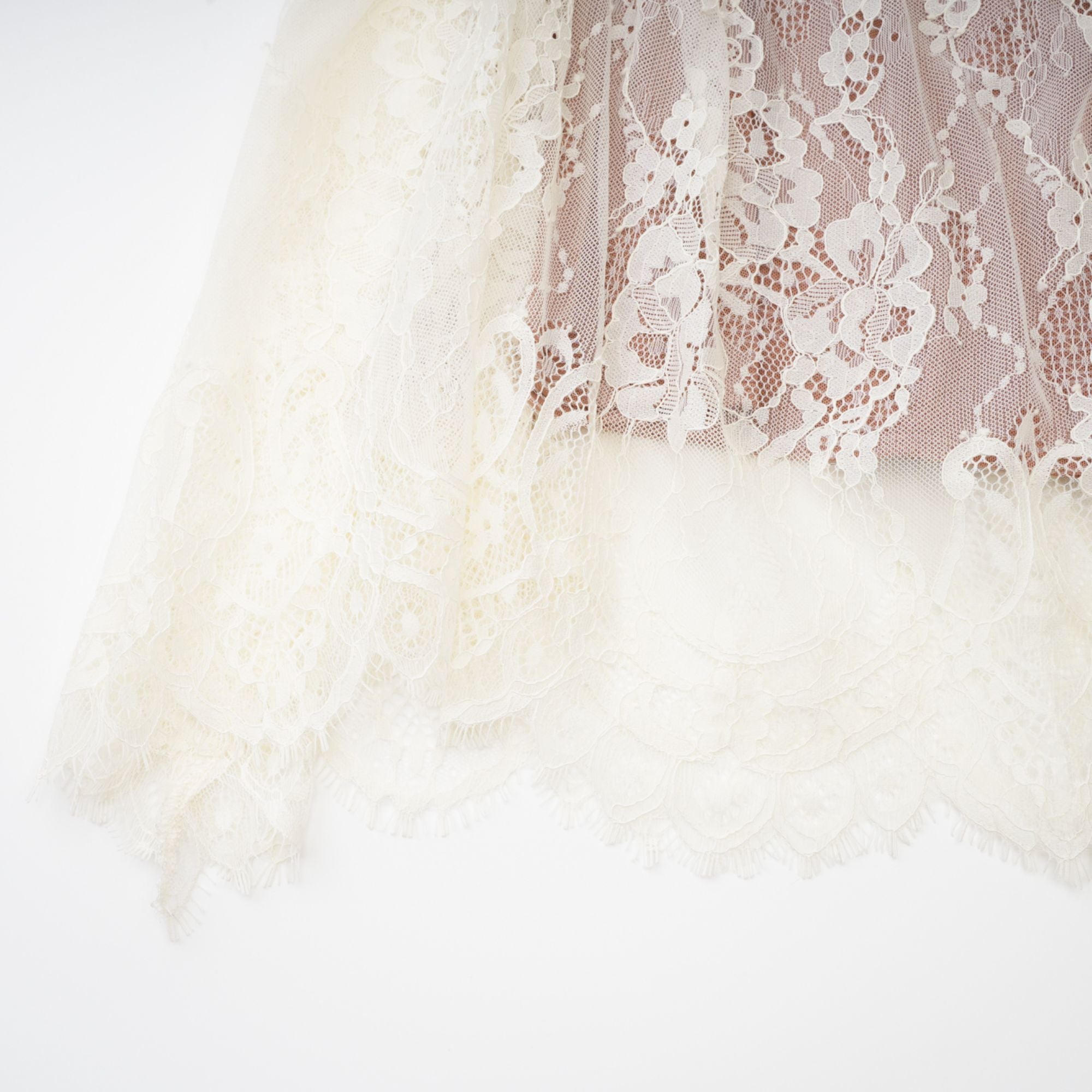 Valérie Maxikleid aus weißem Netzstoff mit Blumenspitze