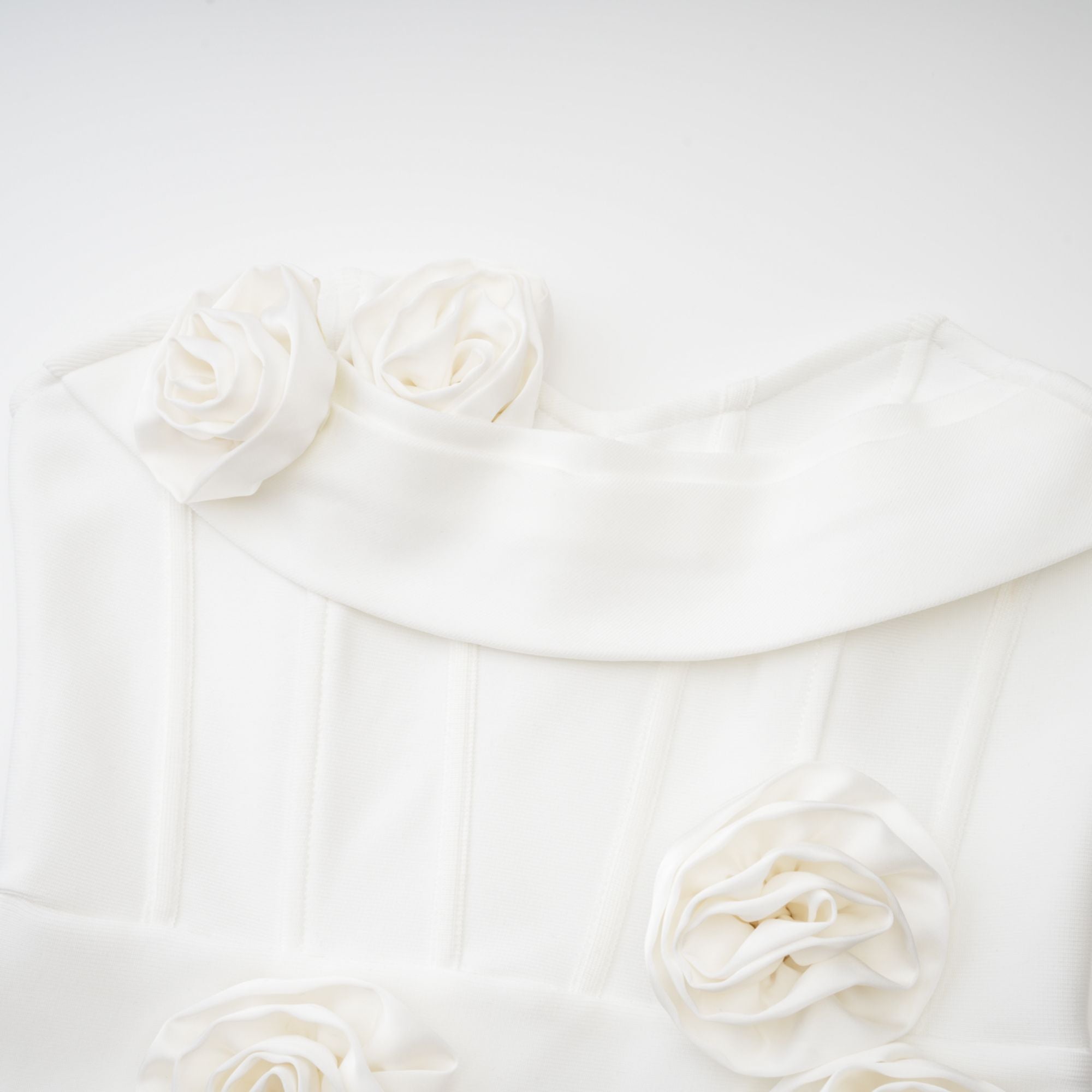 فستان جينيفيف المزهر بدون أكتاف