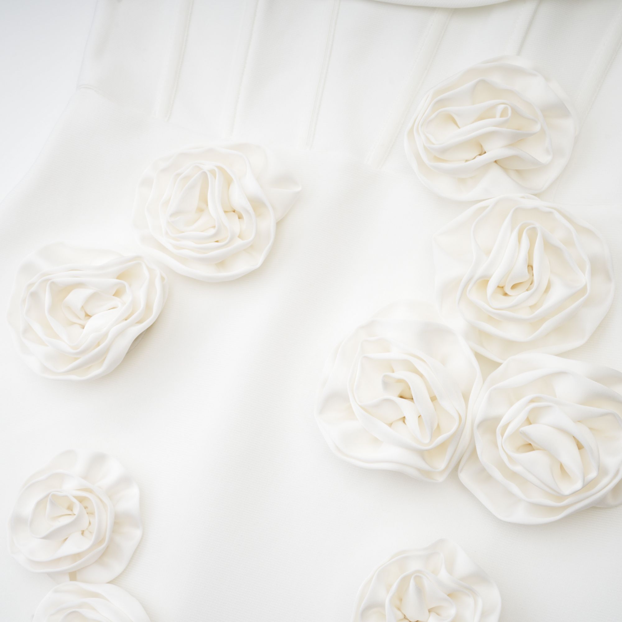 فستان جينيفيف المزهر بدون أكتاف