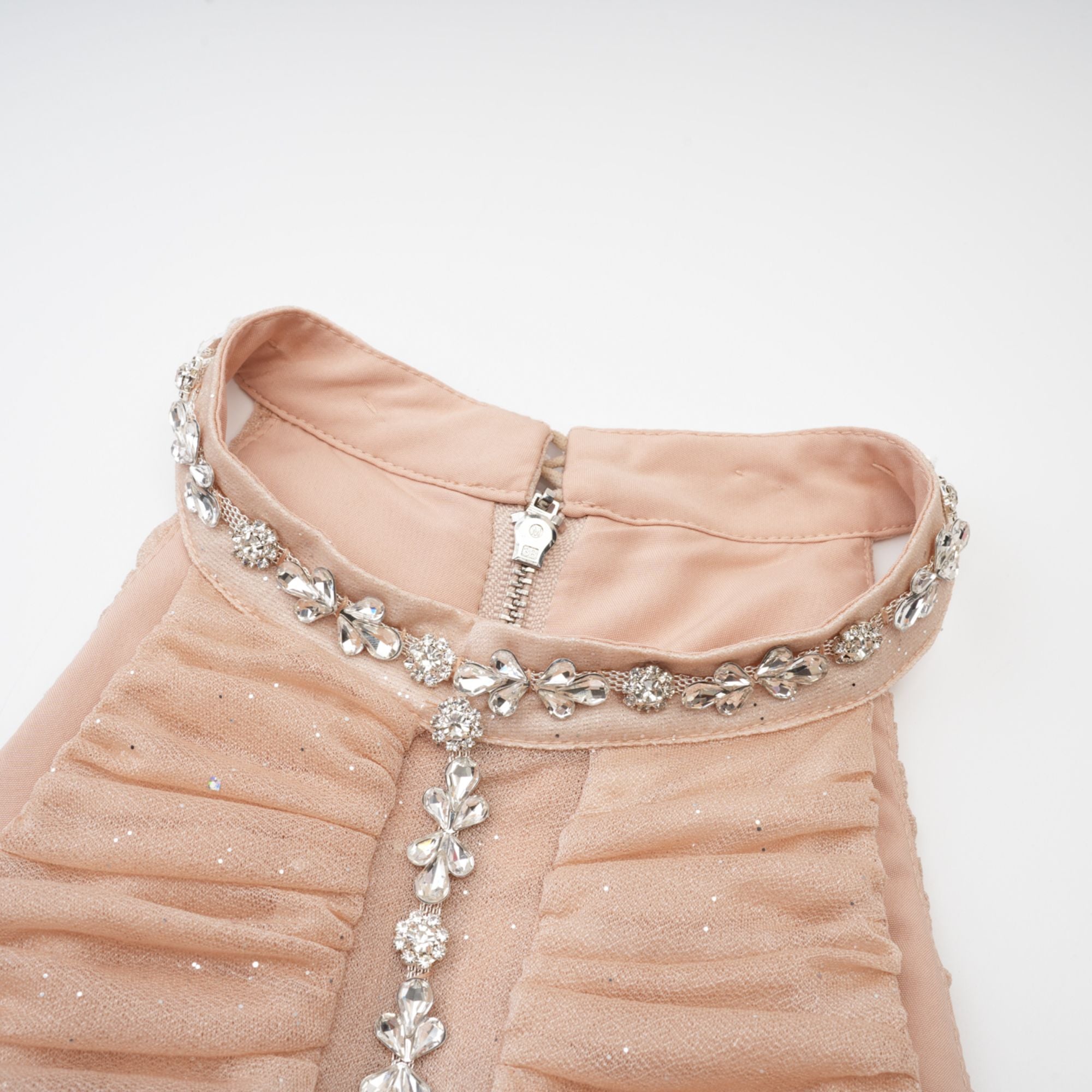 فستان قصير مزين بكشكشة من تصميم دانا