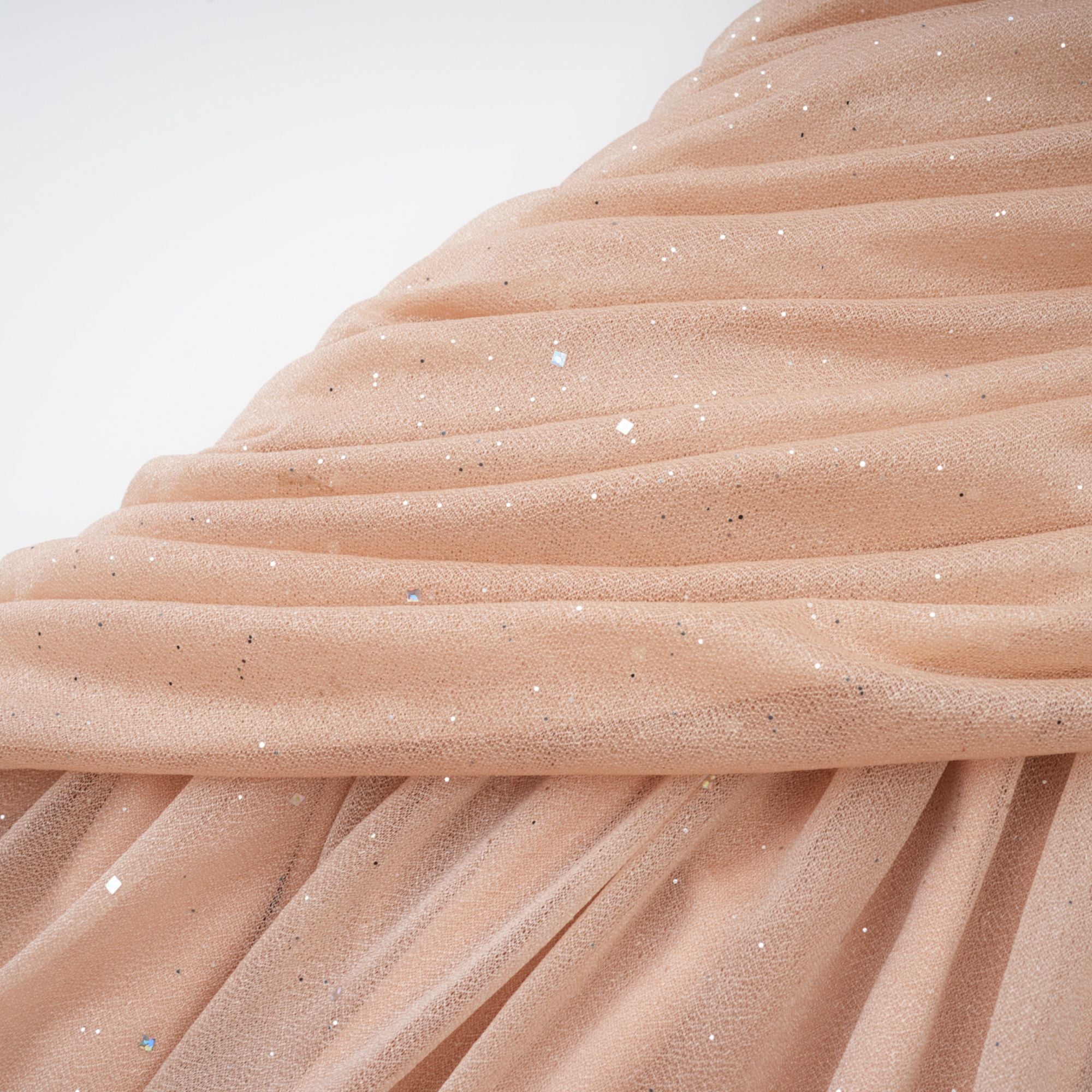 فستان قصير مزين بكشكشة من تصميم دانا