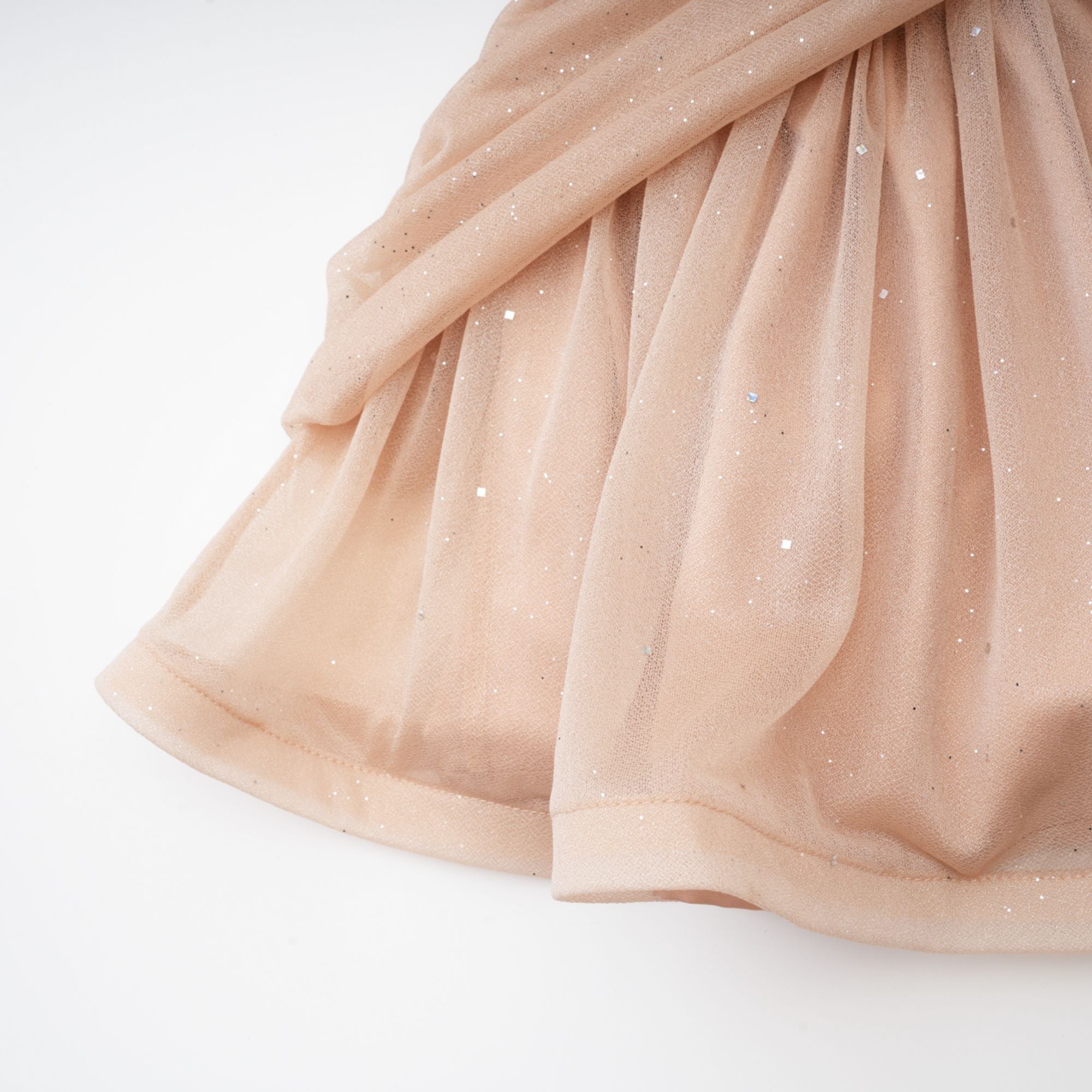 فستان قصير مزين بكشكشة من تصميم دانا