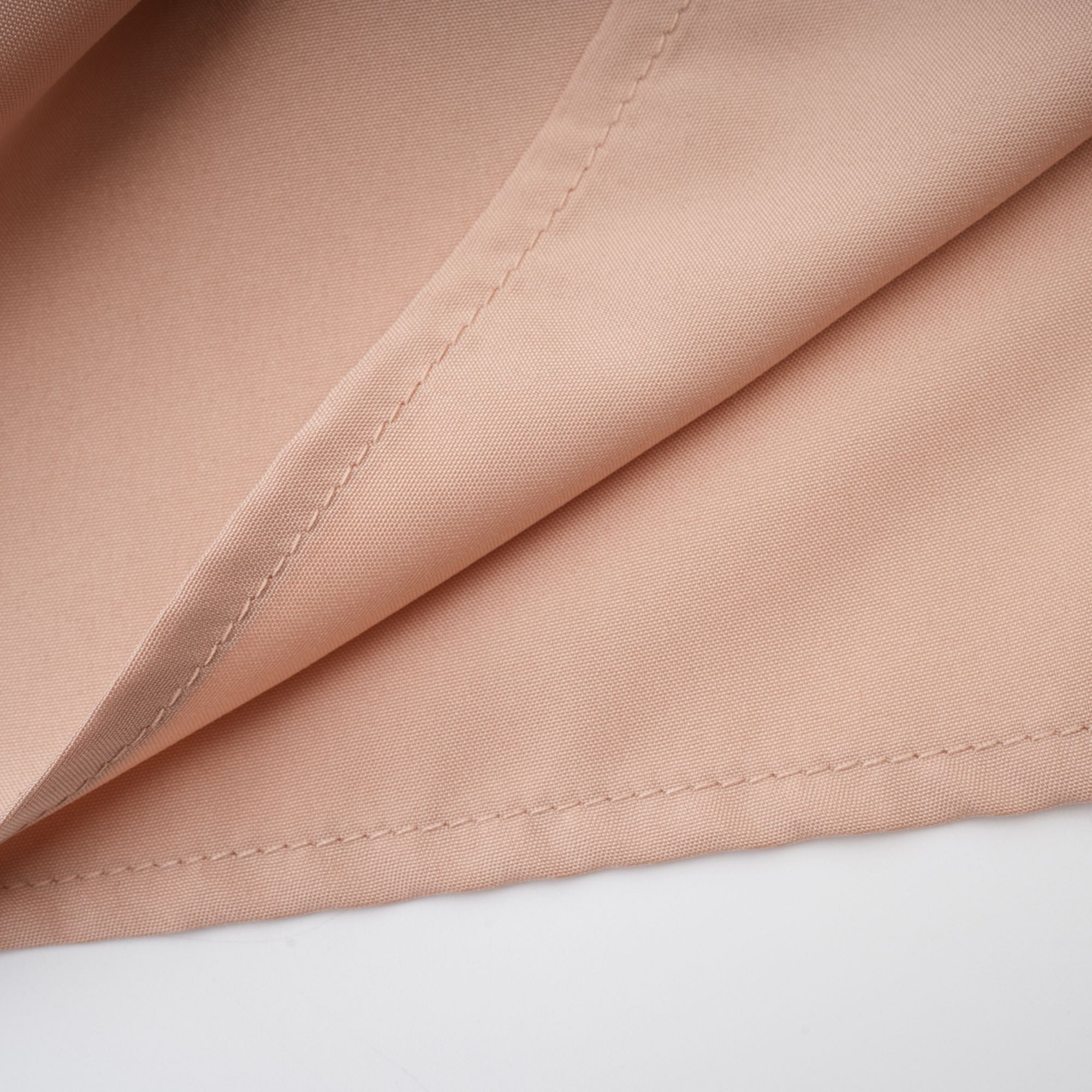 فستان قصير مزين بكشكشة من تصميم دانا