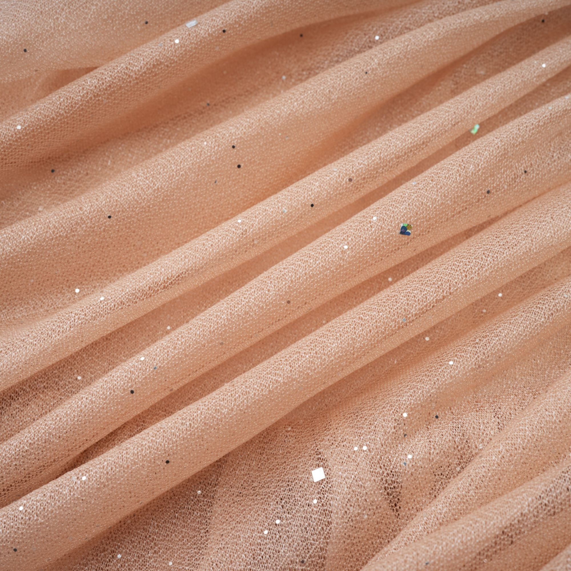 فستان قصير مزين بكشكشة من تصميم دانا