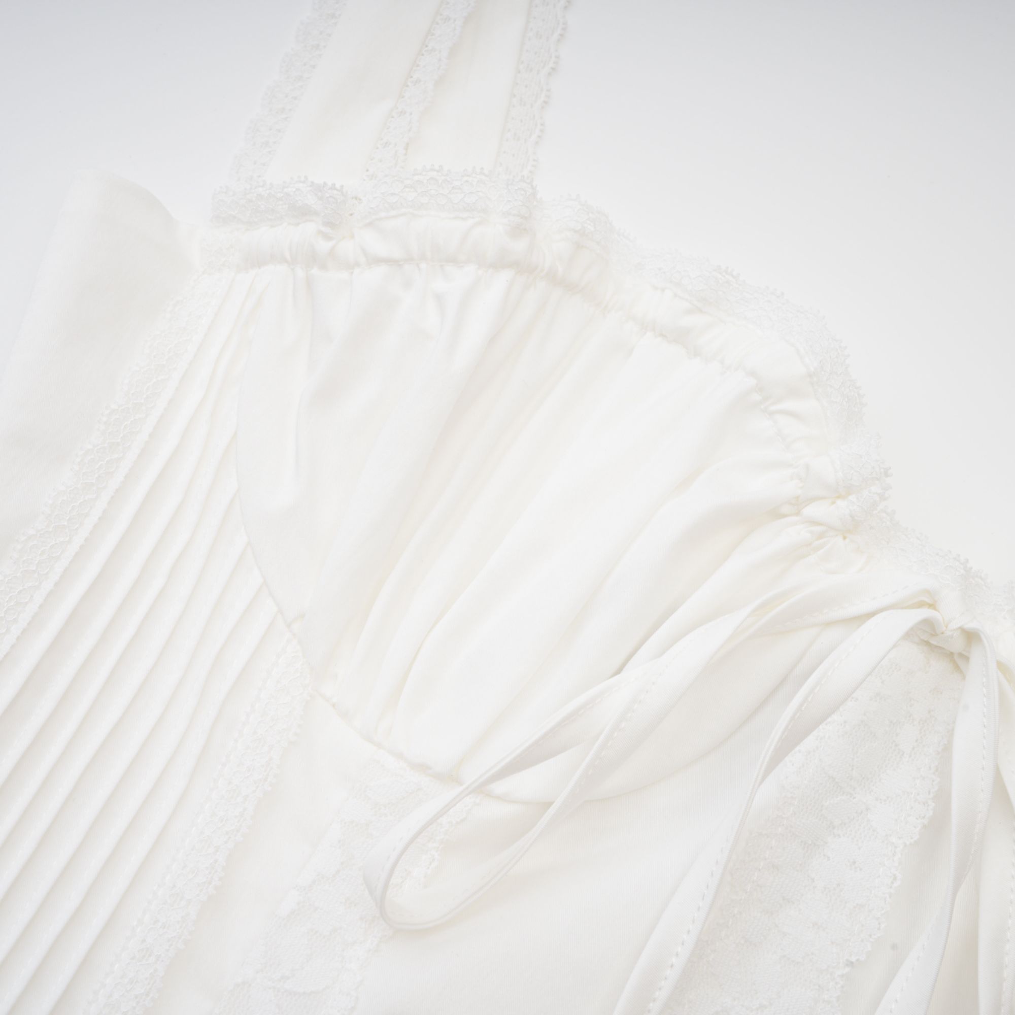 فستان قصير من كاميل باللون الأبيض