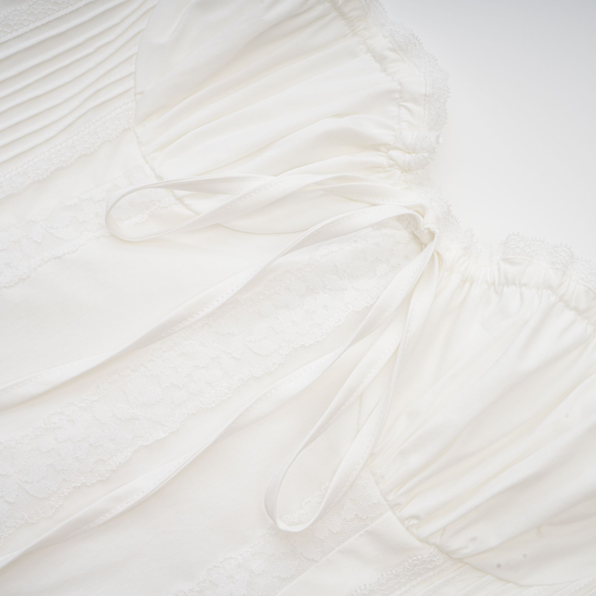 فستان قصير من كاميل باللون الأبيض