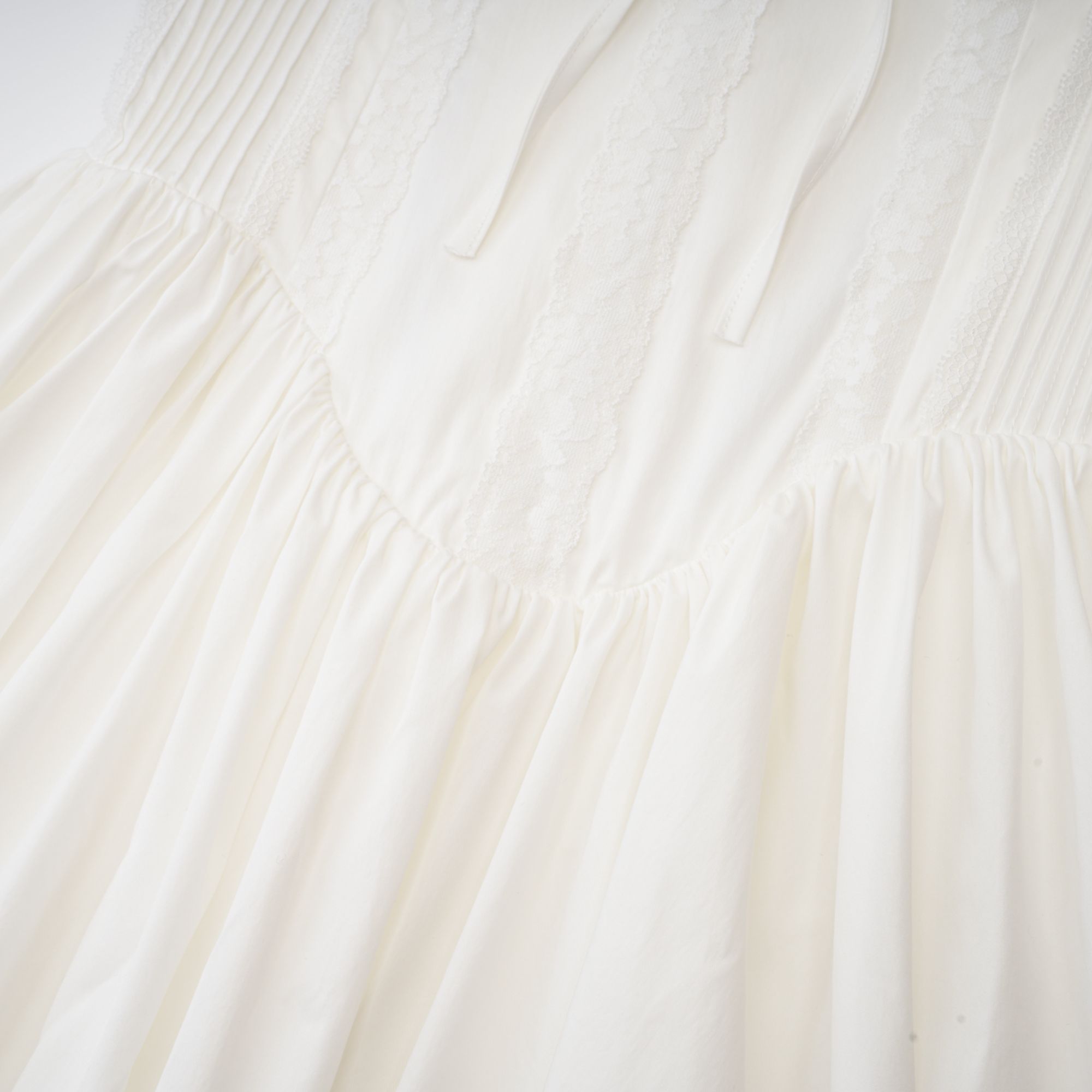 فستان قصير من كاميل باللون الأبيض