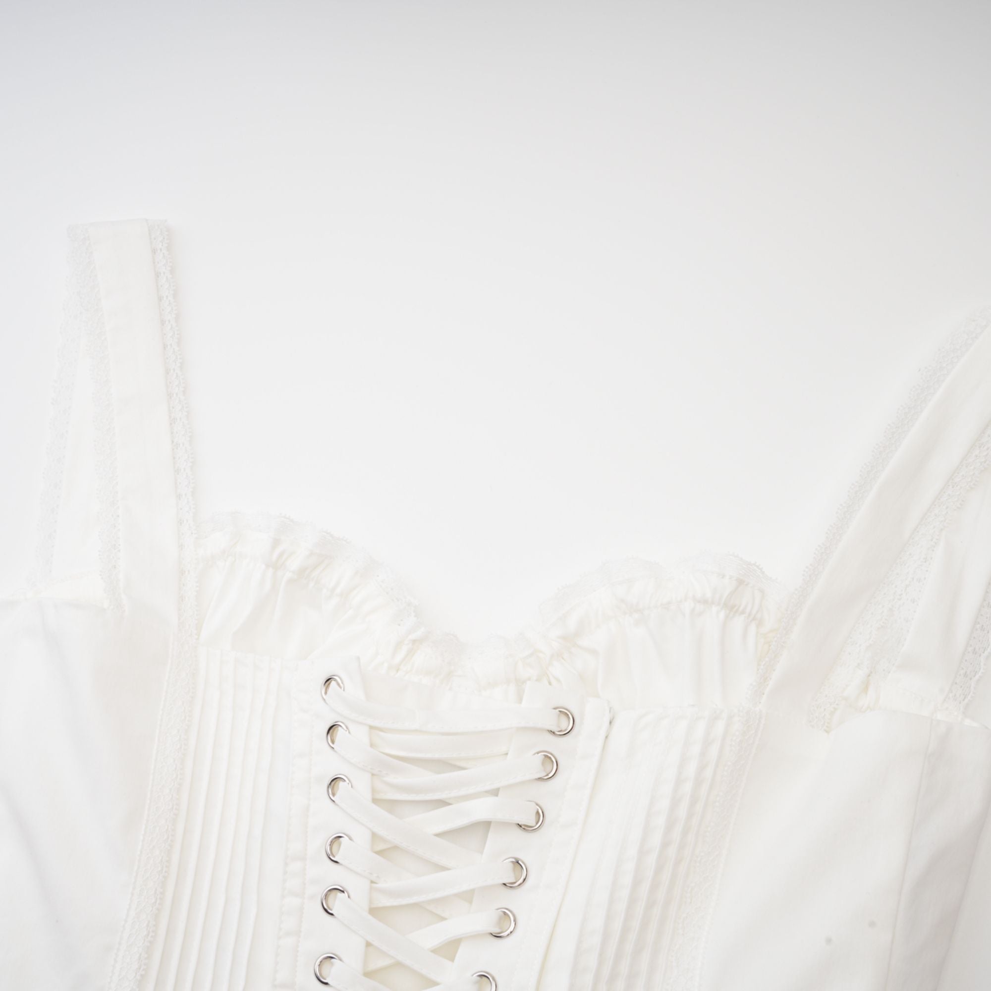 فستان قصير من كاميل باللون الأبيض