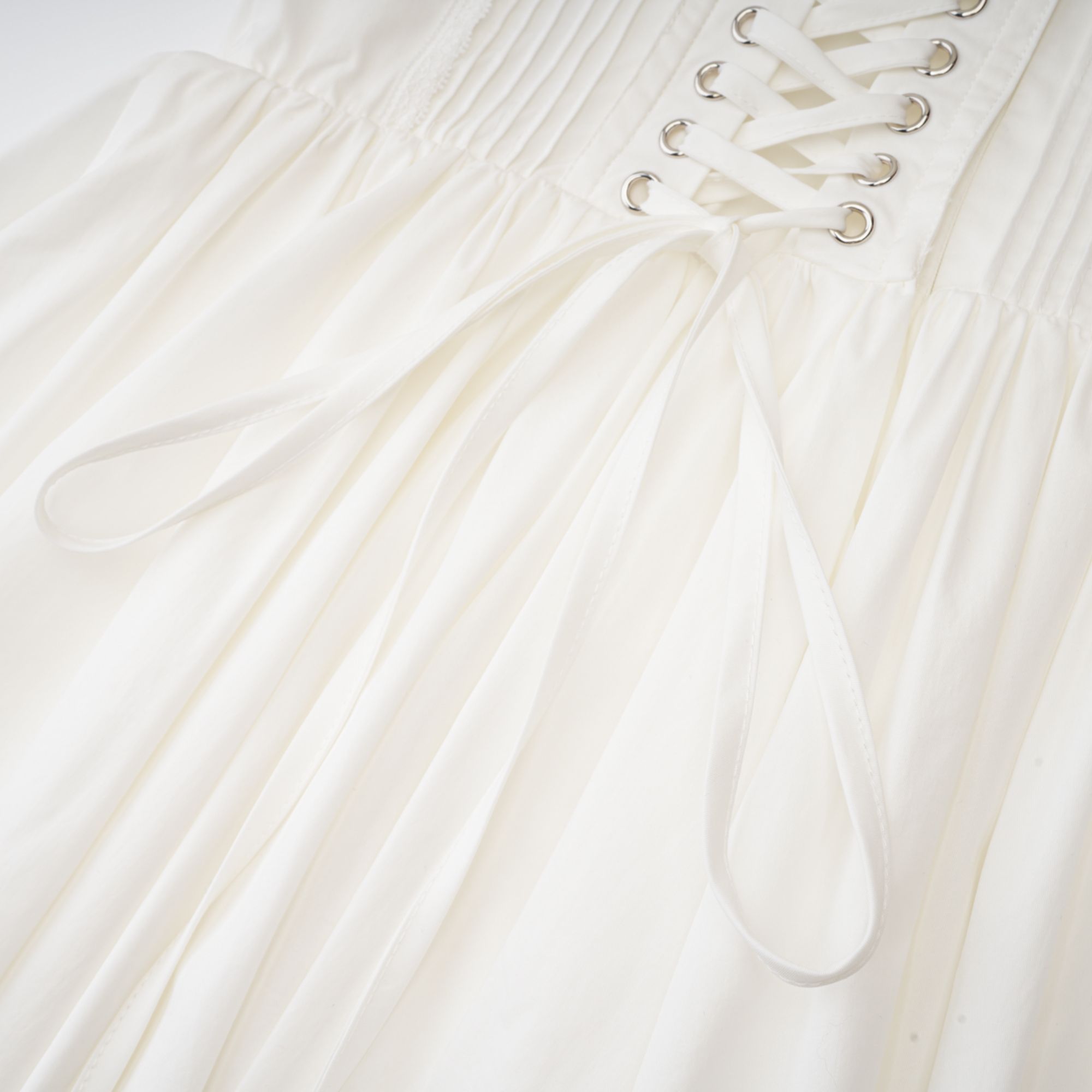 فستان قصير من كاميل باللون الأبيض