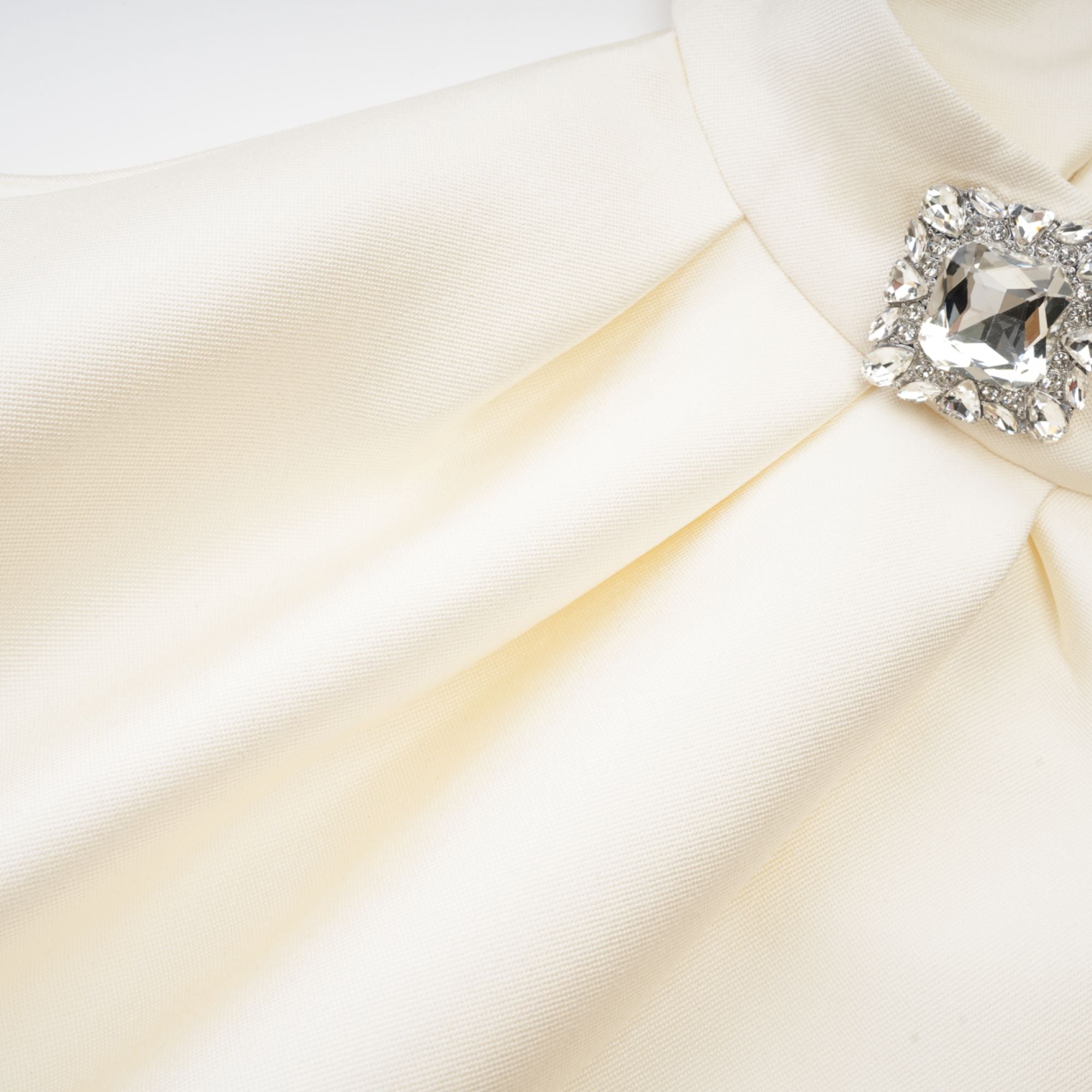 طقم مانون مكون من بلوزة وتنورة باللون الأبيض