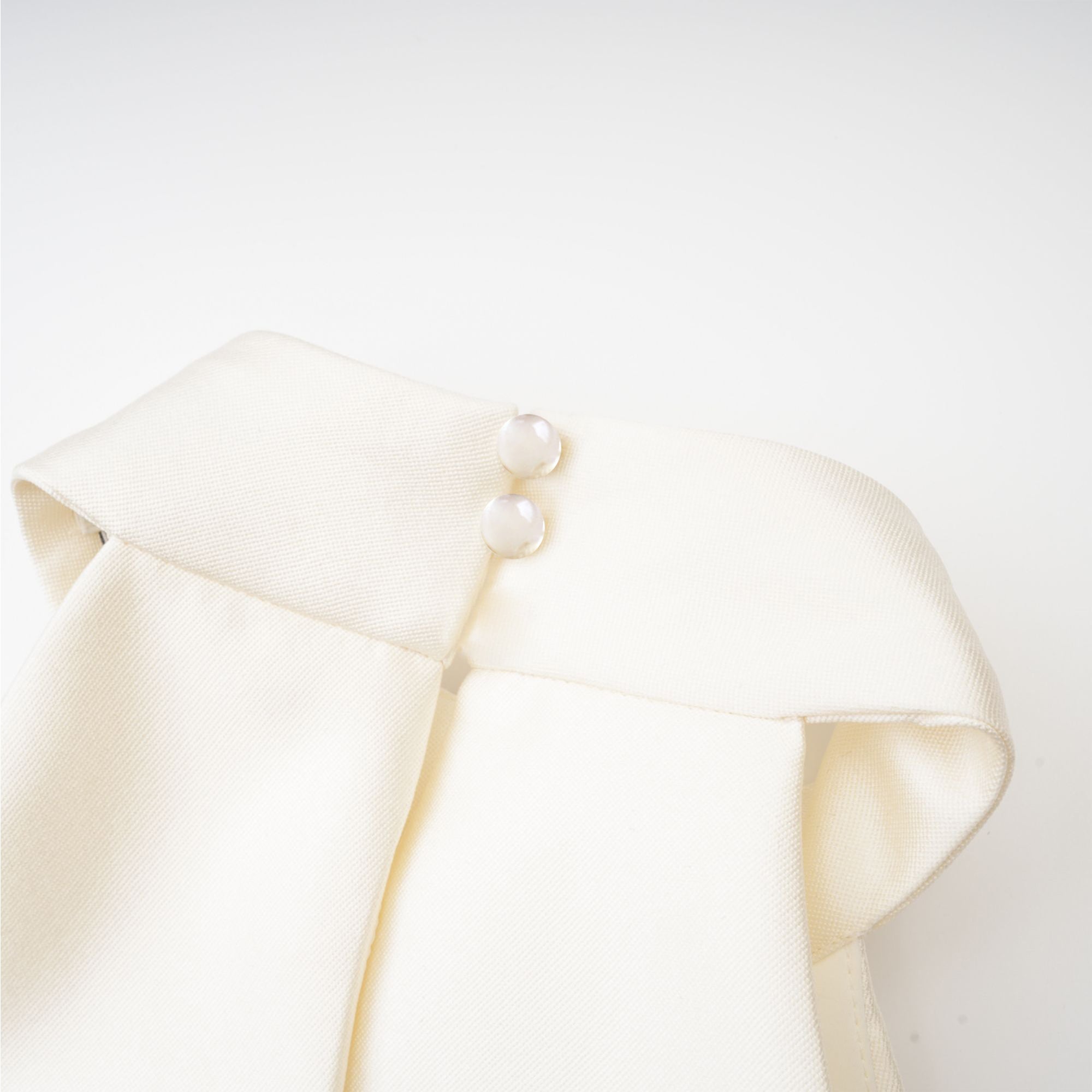 طقم مانون مكون من بلوزة وتنورة باللون الأبيض