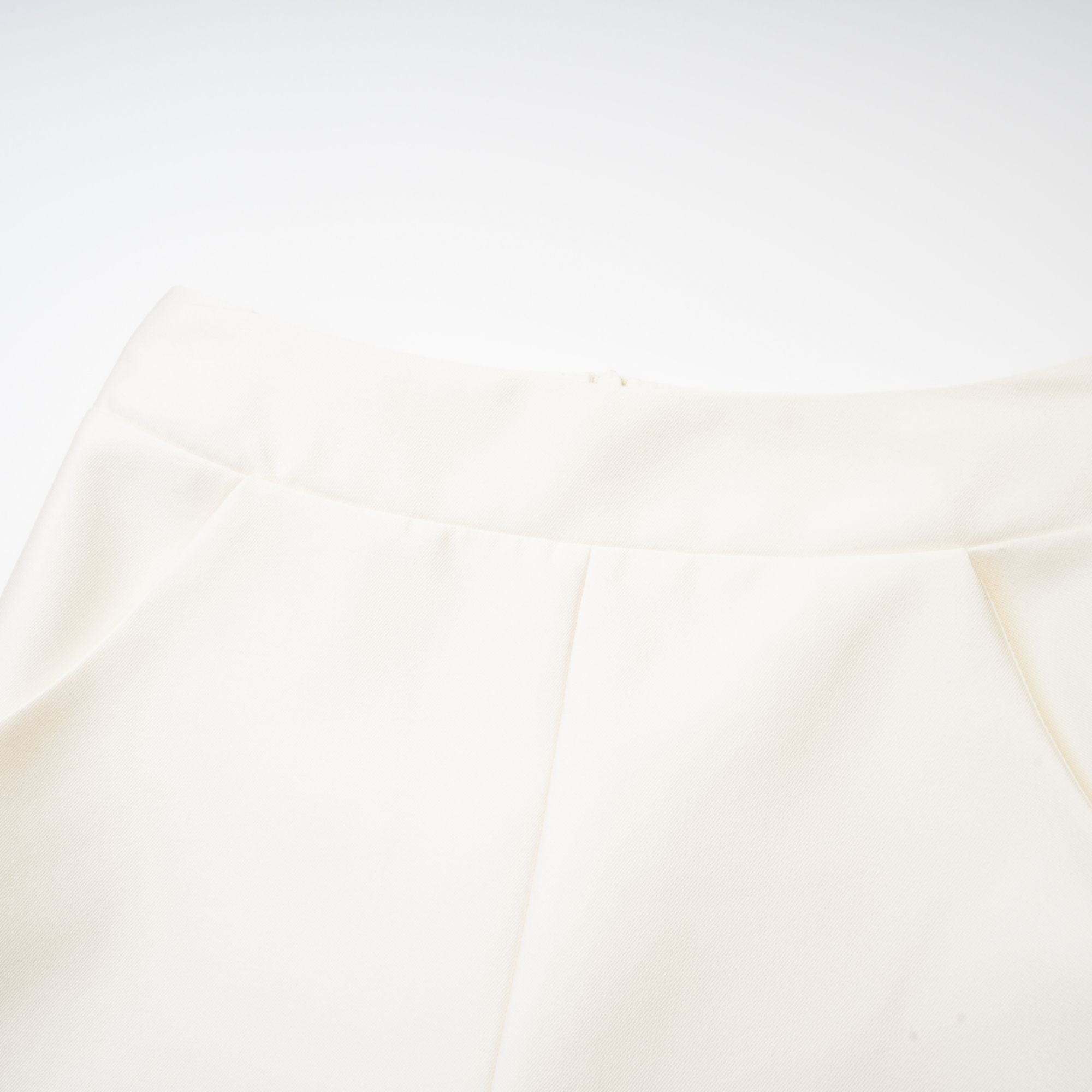 طقم مانون مكون من بلوزة وتنورة باللون الأبيض