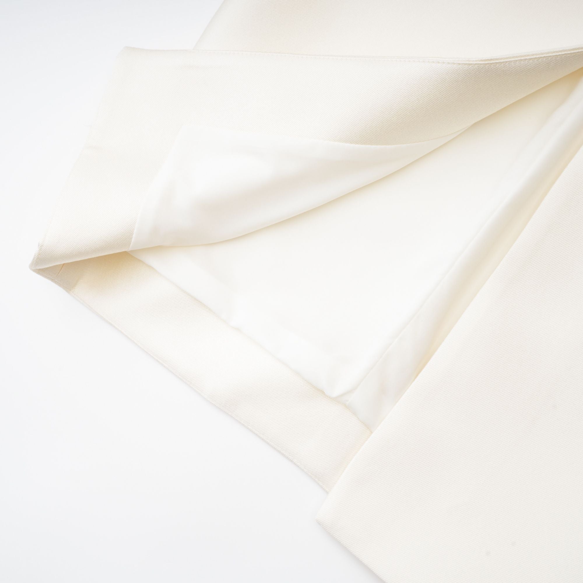 طقم مانون مكون من بلوزة وتنورة باللون الأبيض