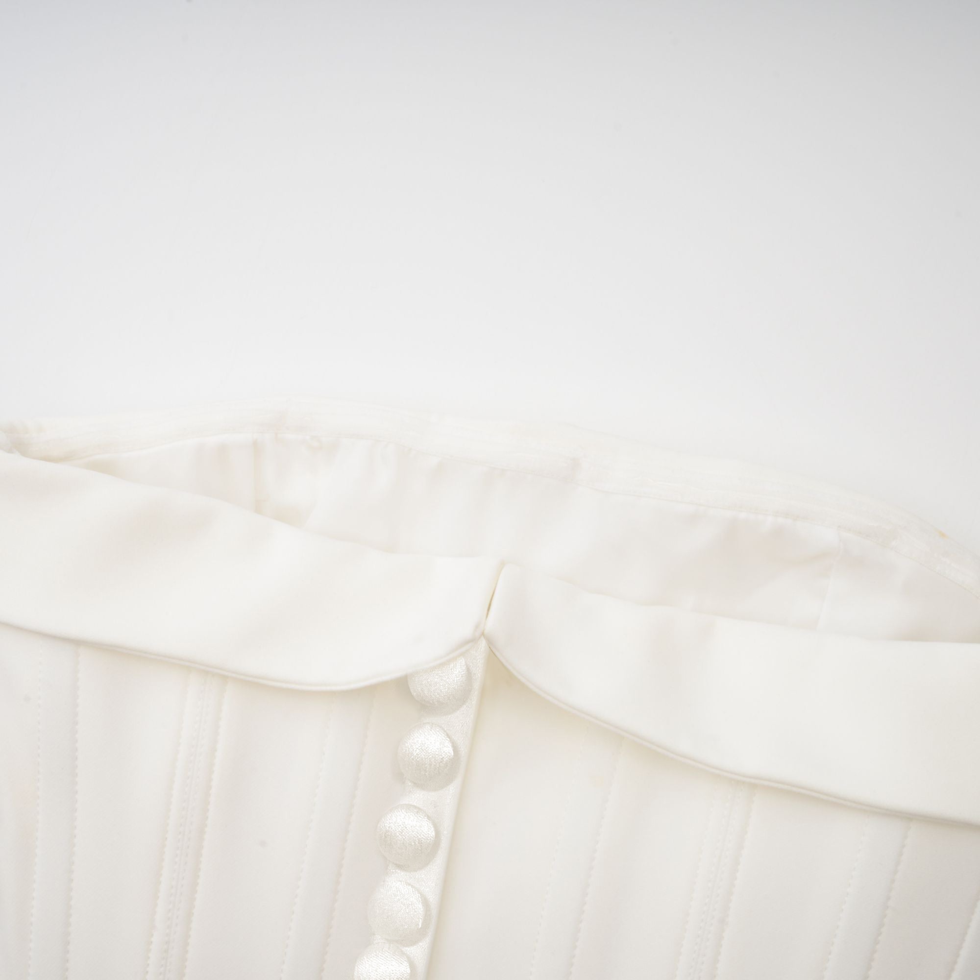 فستان كايرا أبيض مكشوف الأكتاف ذو فتحة واسعة (بيع نهائي - الولايات المتحدة فقط)