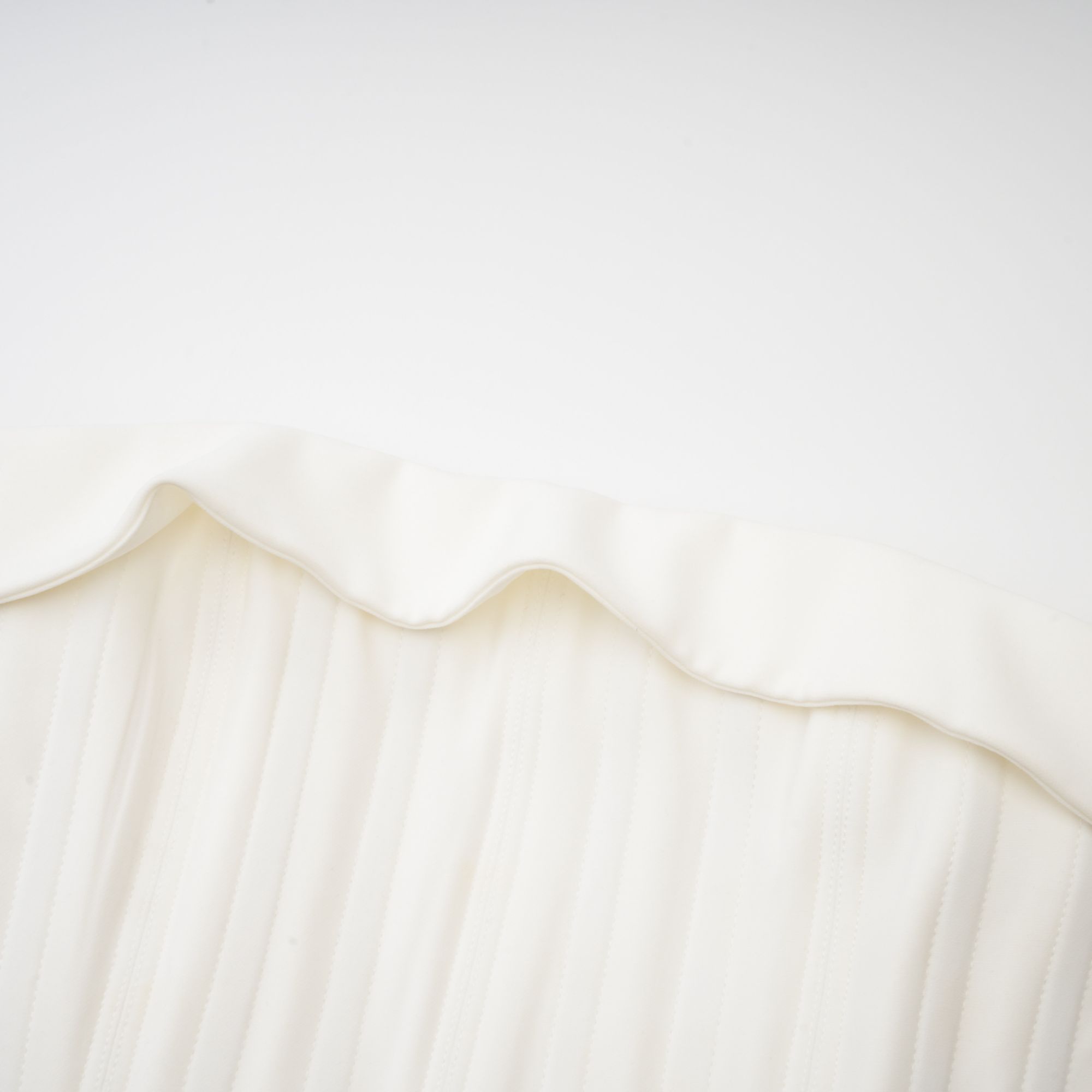 فستان كايرا أبيض مكشوف الأكتاف ذو فتحة واسعة (بيع نهائي - الولايات المتحدة فقط)