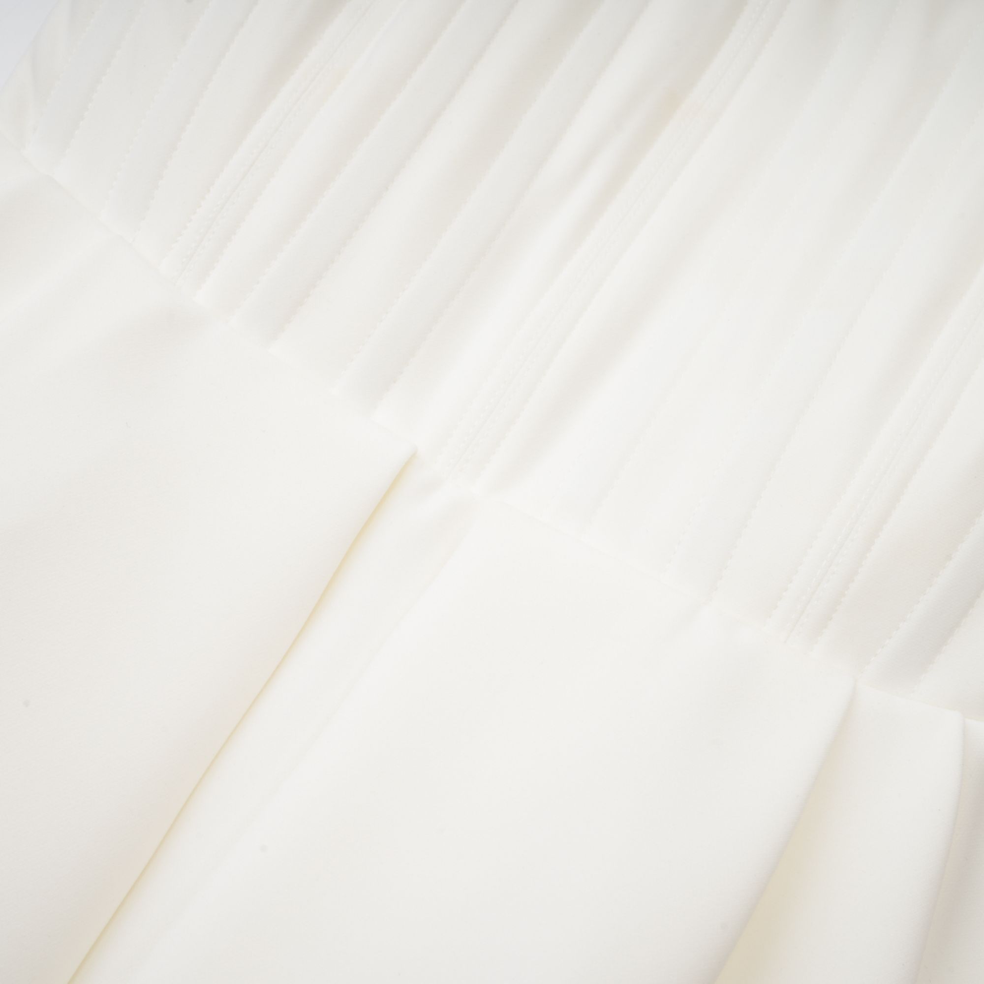 فستان كايرا أبيض مكشوف الأكتاف ذو فتحة واسعة (بيع نهائي - الولايات المتحدة فقط)