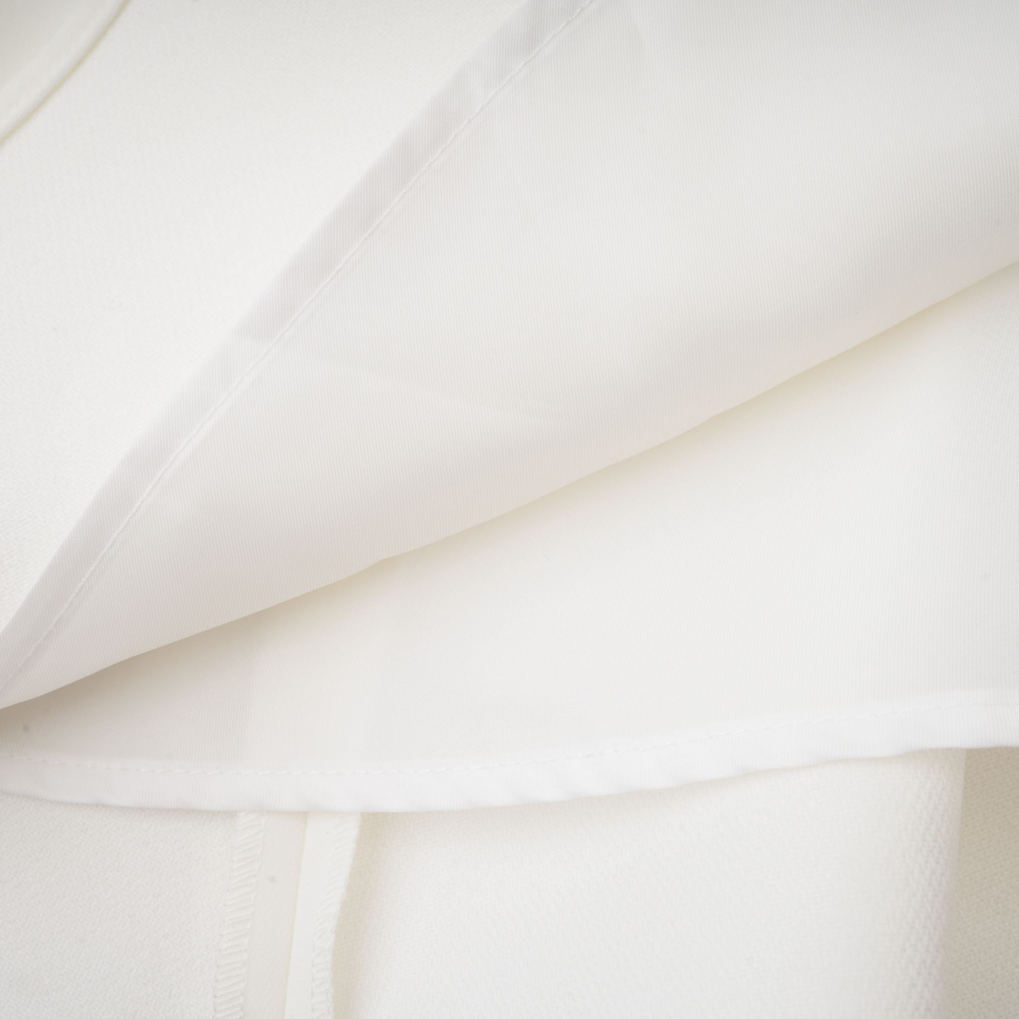 فستان كايرا أبيض مكشوف الأكتاف ذو فتحة واسعة (بيع نهائي - الولايات المتحدة فقط)