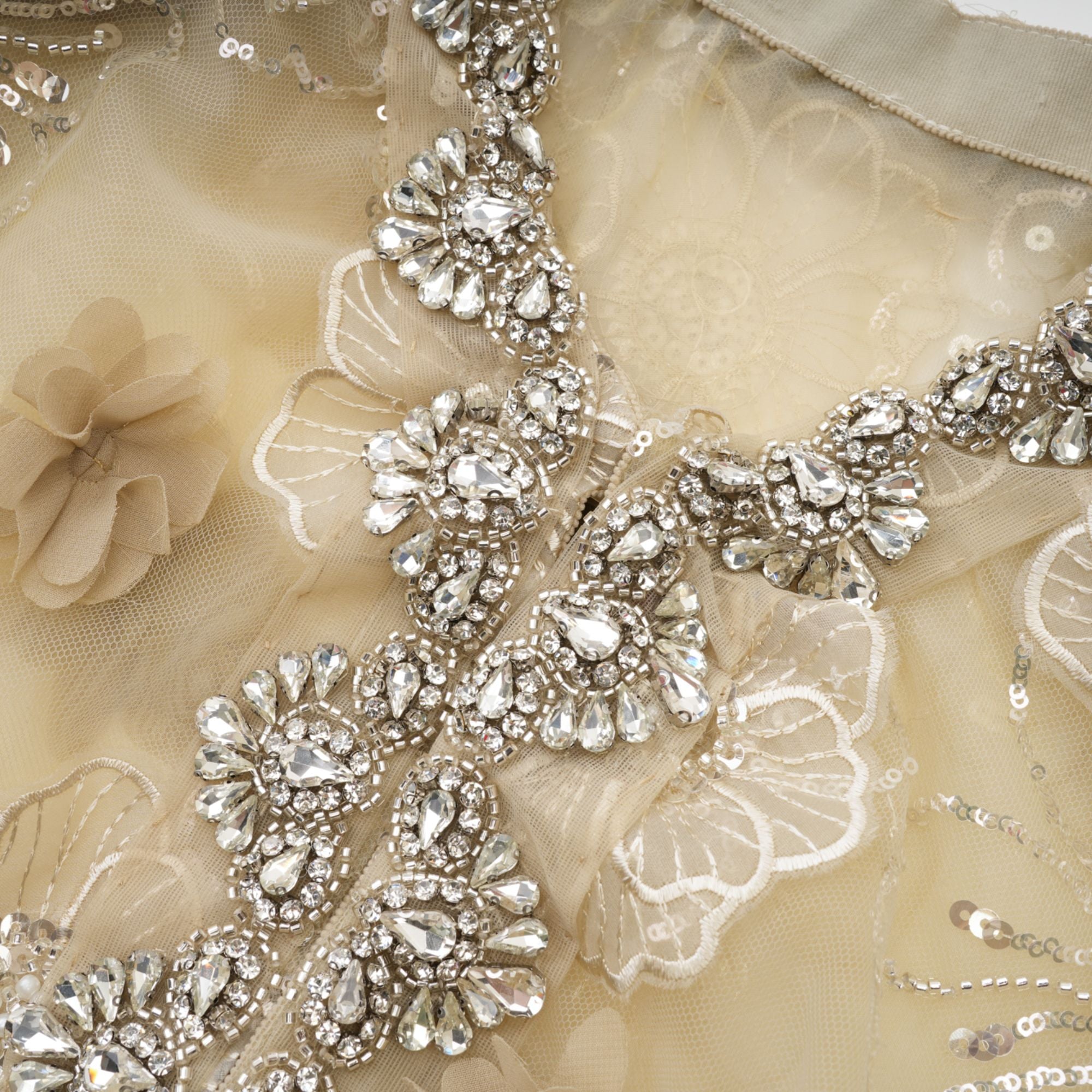 سترة ليان خفيفة فاخرة من الأورجانزا المزينة بالخرز على شكل زهرة شبه شفافة