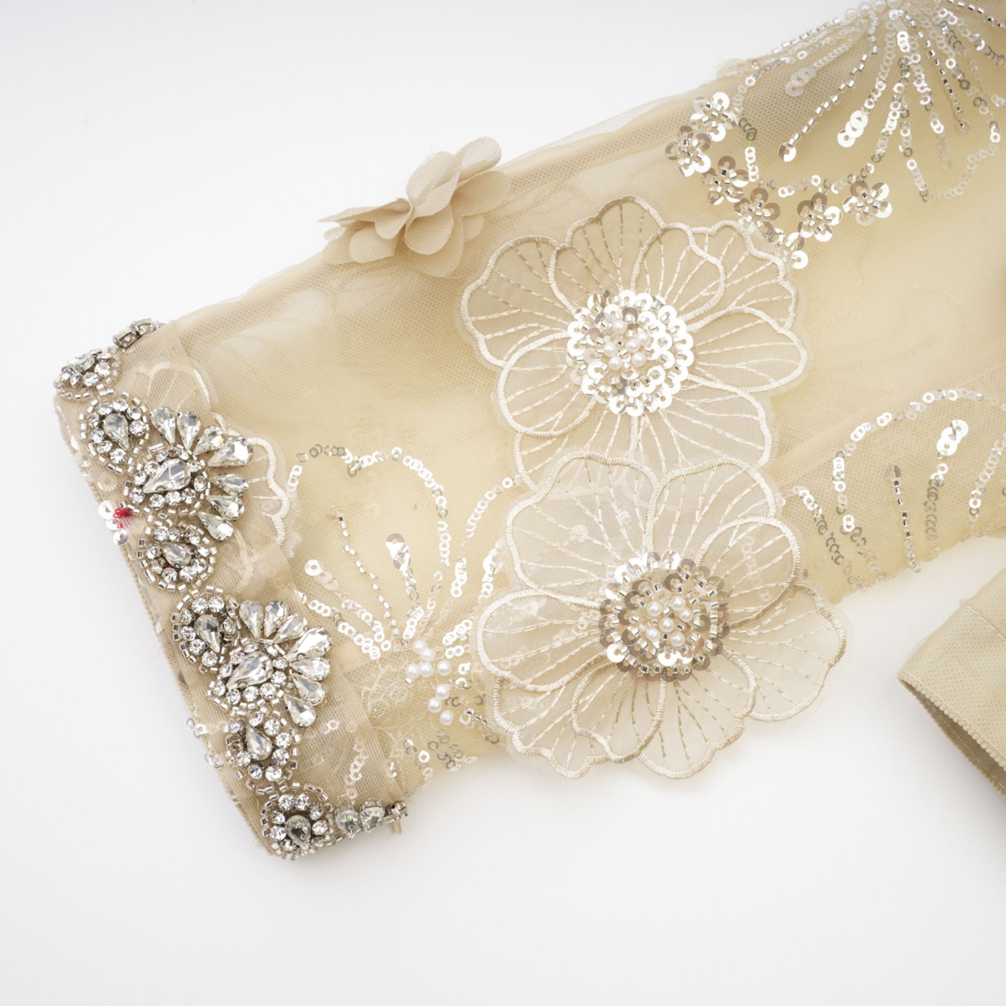 سترة ليان خفيفة فاخرة من الأورجانزا المزينة بالخرز على شكل زهرة شبه شفافة