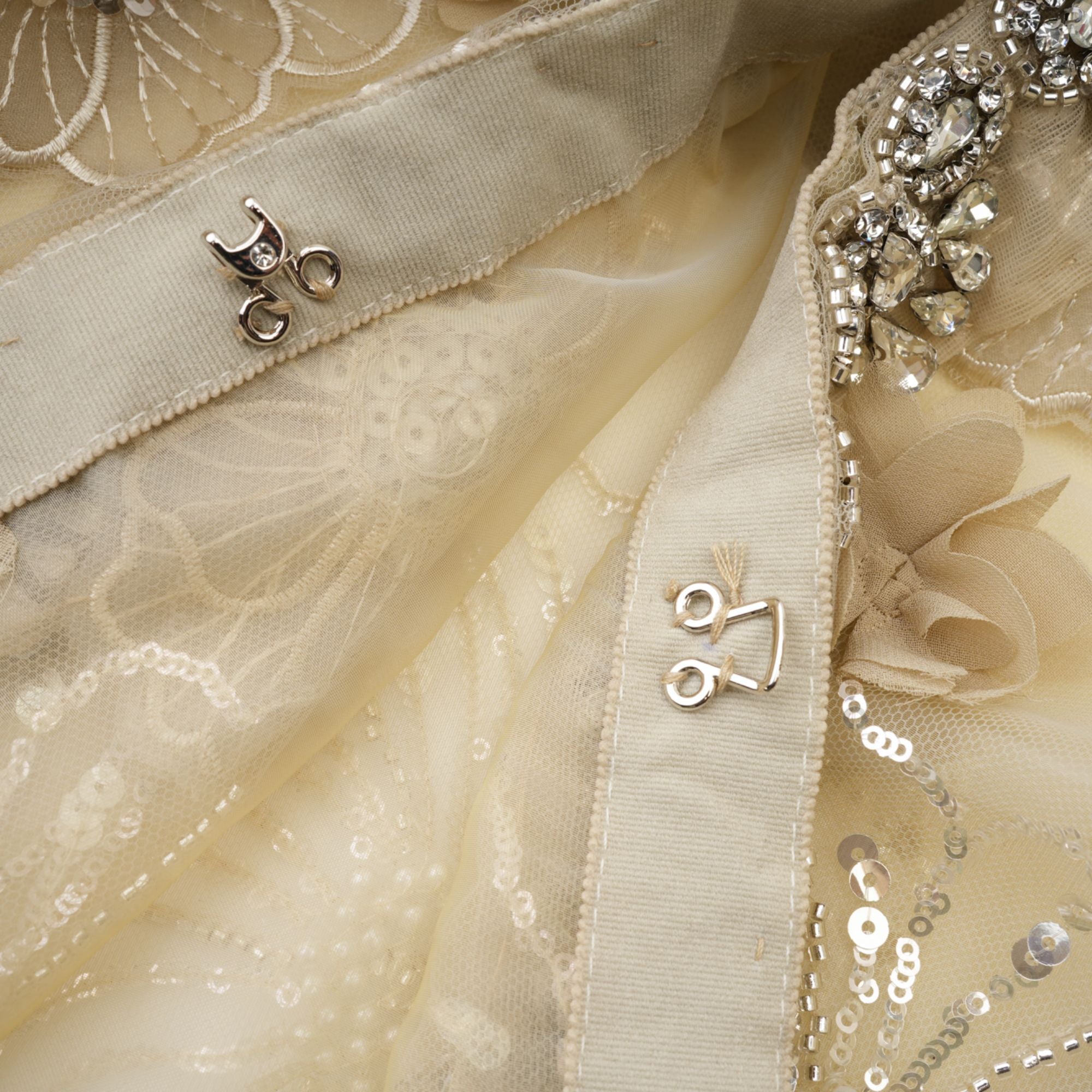 سترة ليان خفيفة فاخرة من الأورجانزا المزينة بالخرز على شكل زهرة شبه شفافة