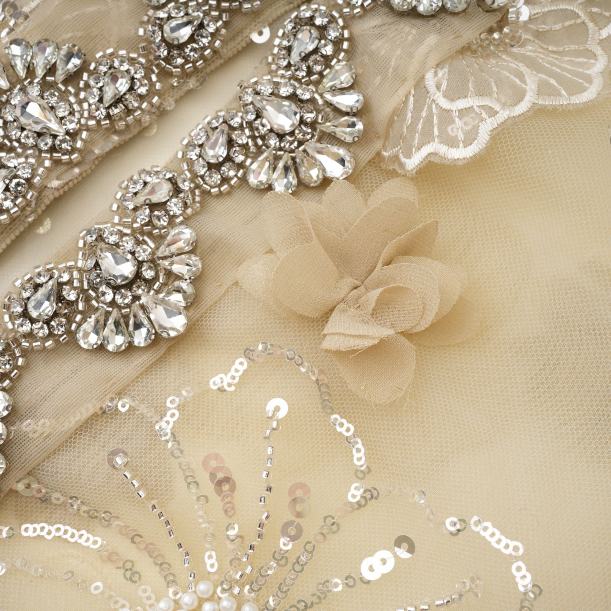 سترة ليان خفيفة فاخرة من الأورجانزا المزينة بالخرز على شكل زهرة شبه شفافة