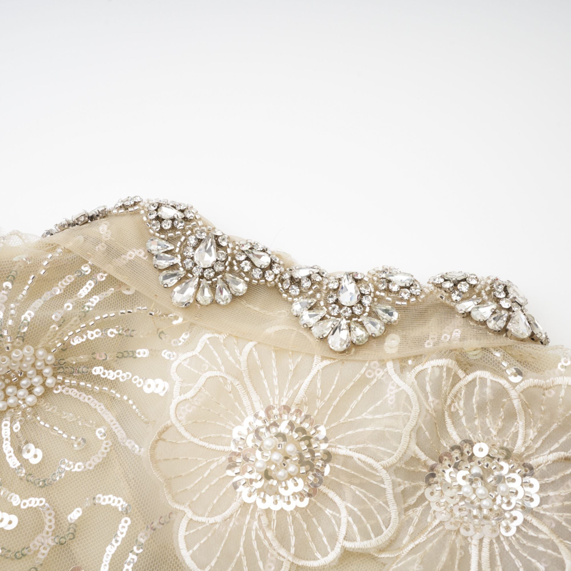 سترة ليان خفيفة فاخرة من الأورجانزا المزينة بالخرز على شكل زهرة شبه شفافة