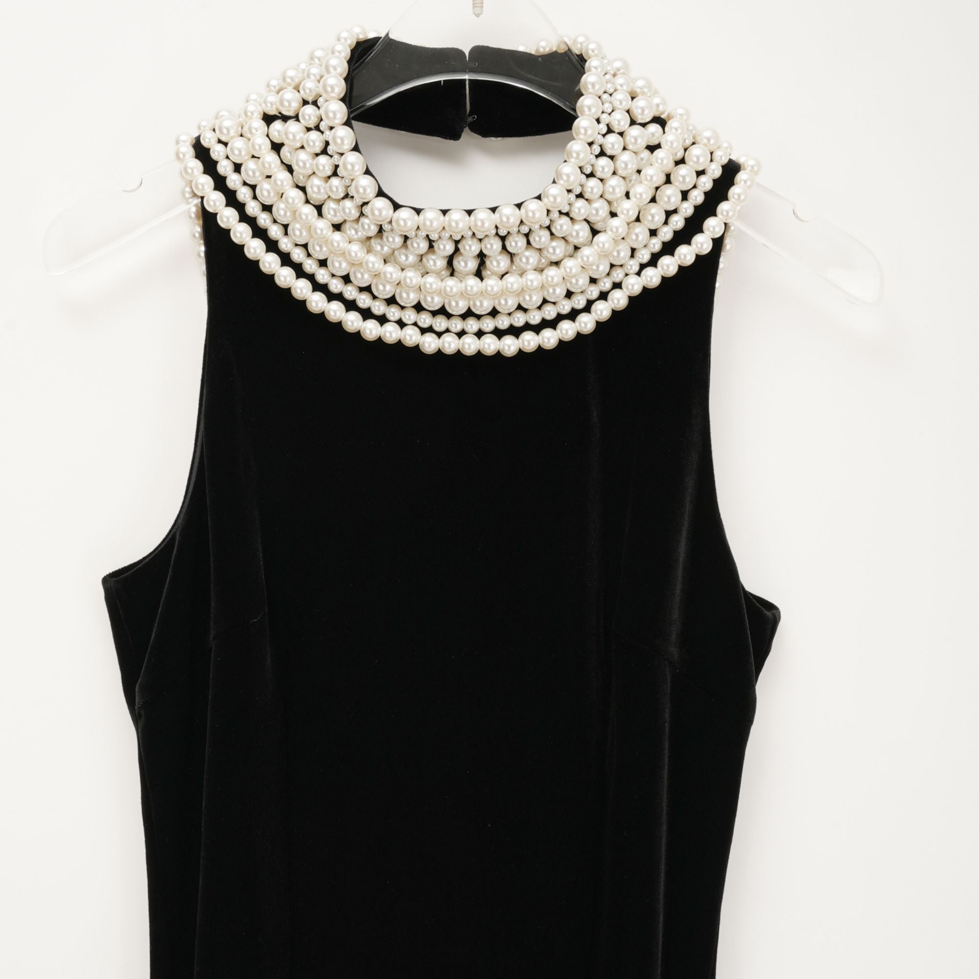 فستان لوسينا المخملي المزين باللؤلؤ الصناعي