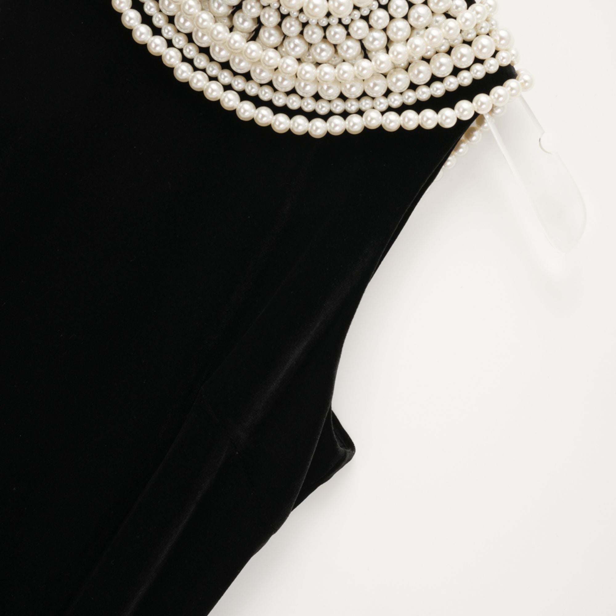 فستان لوسينا المخملي المزين باللؤلؤ الصناعي