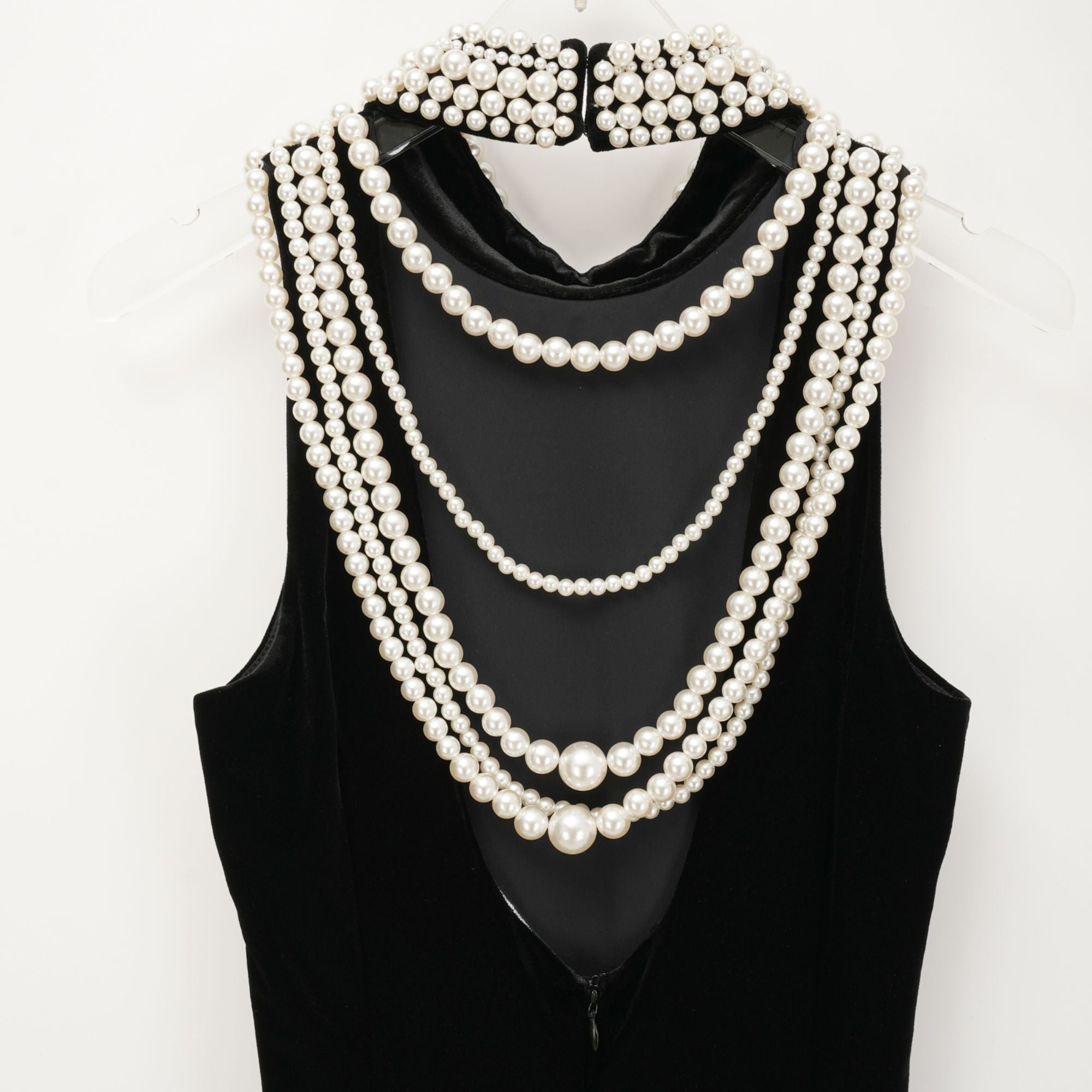 فستان لوسينا المخملي المزين باللؤلؤ الصناعي