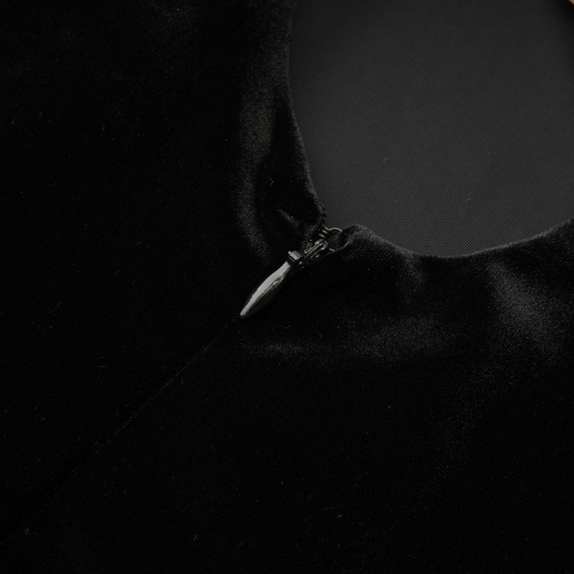 فستان لوسينا المخملي المزين باللؤلؤ الصناعي