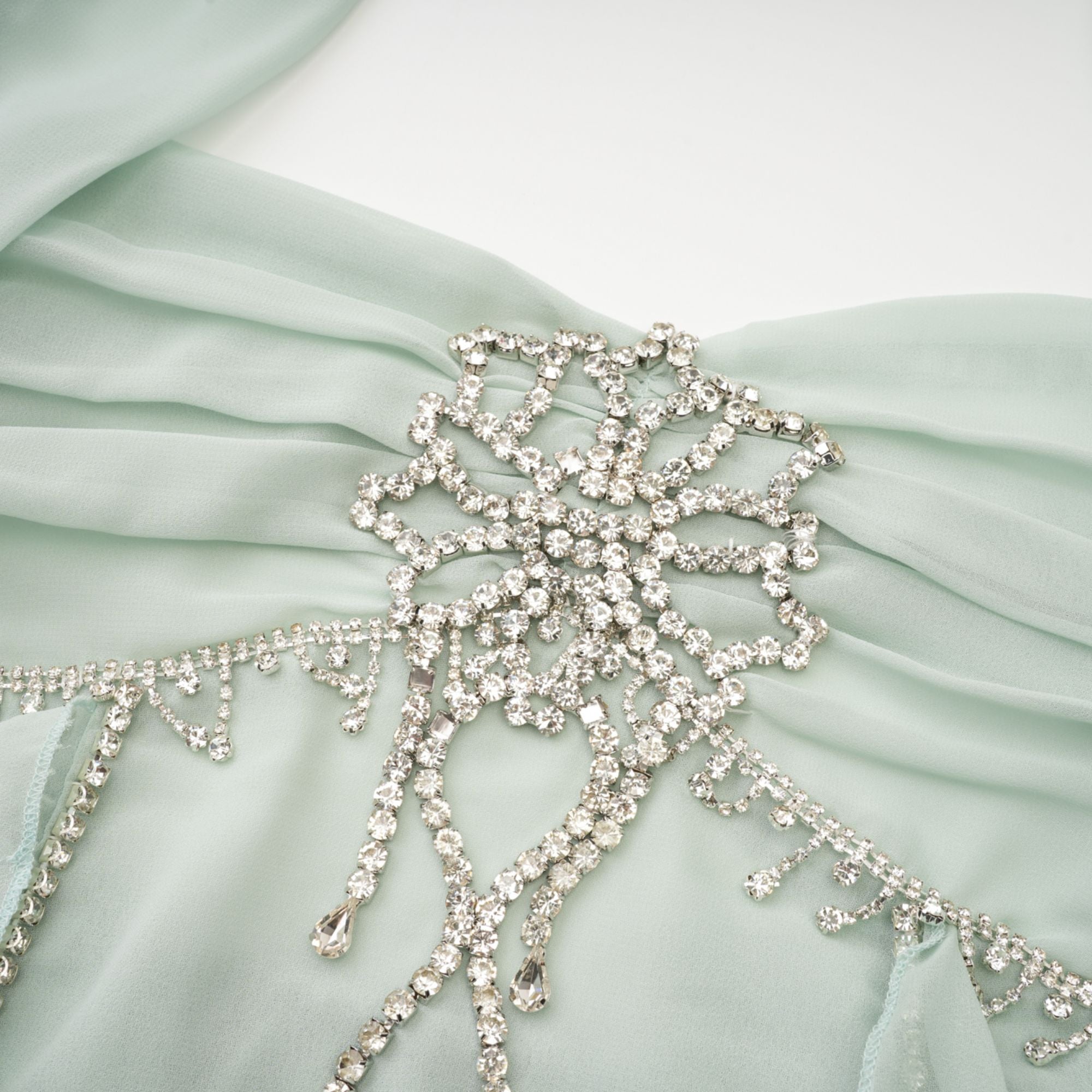 فستان ساليلا متوسط الطول مزين بالكشكشة