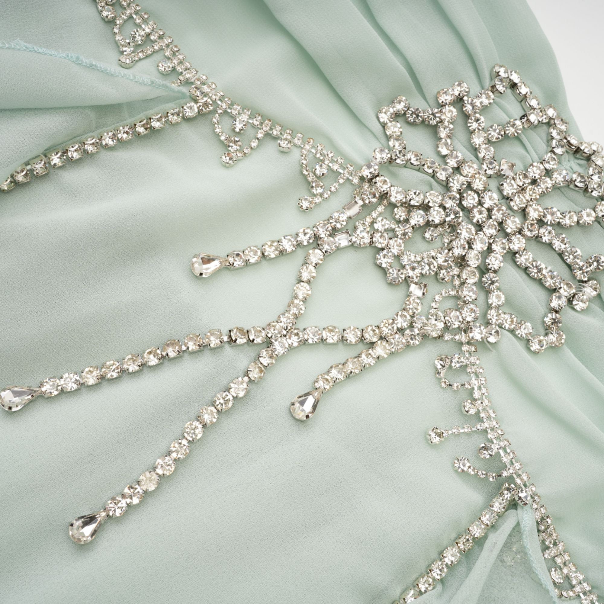 فستان ساليلا متوسط الطول مزين بالكشكشة