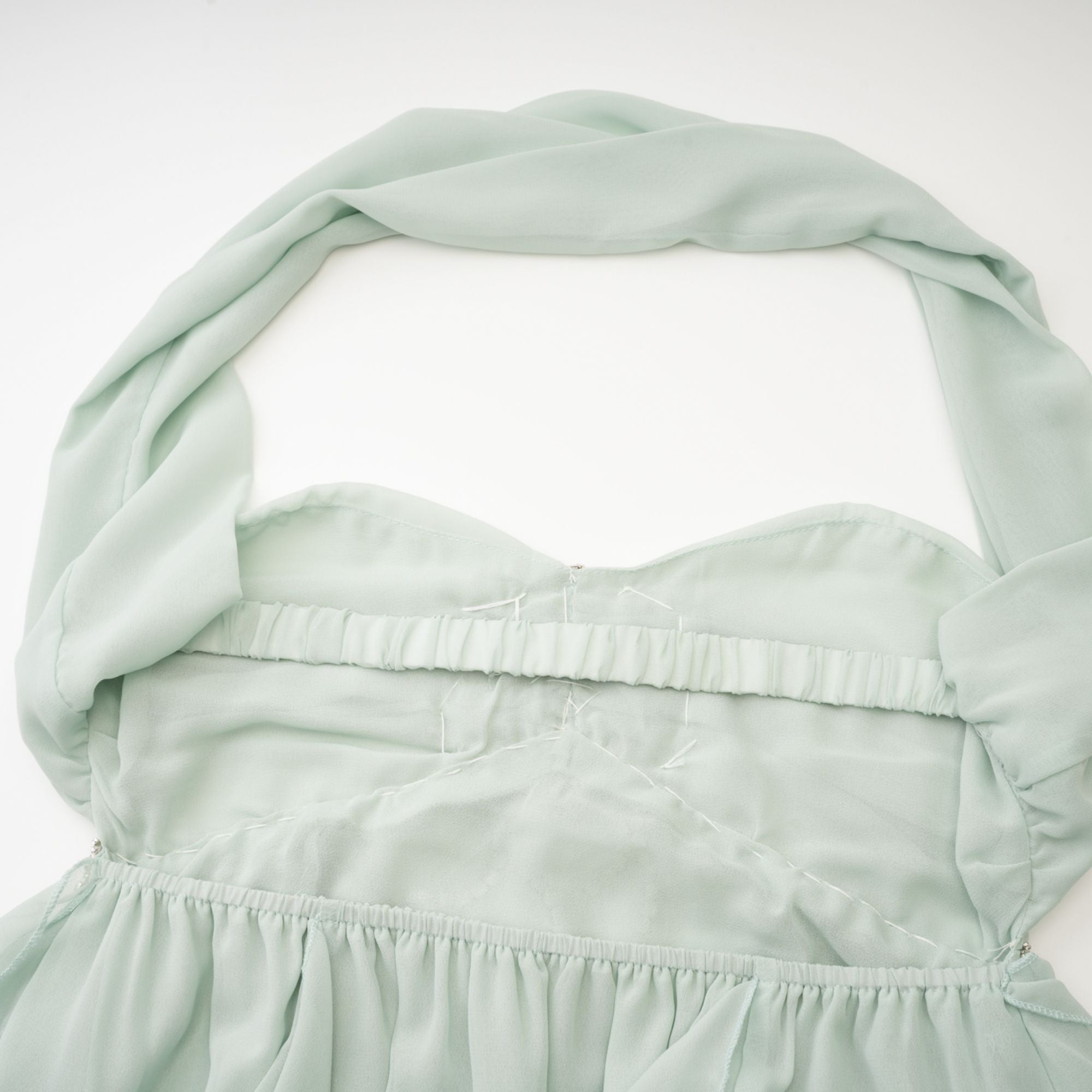 فستان ساليلا متوسط الطول مزين بالكشكشة